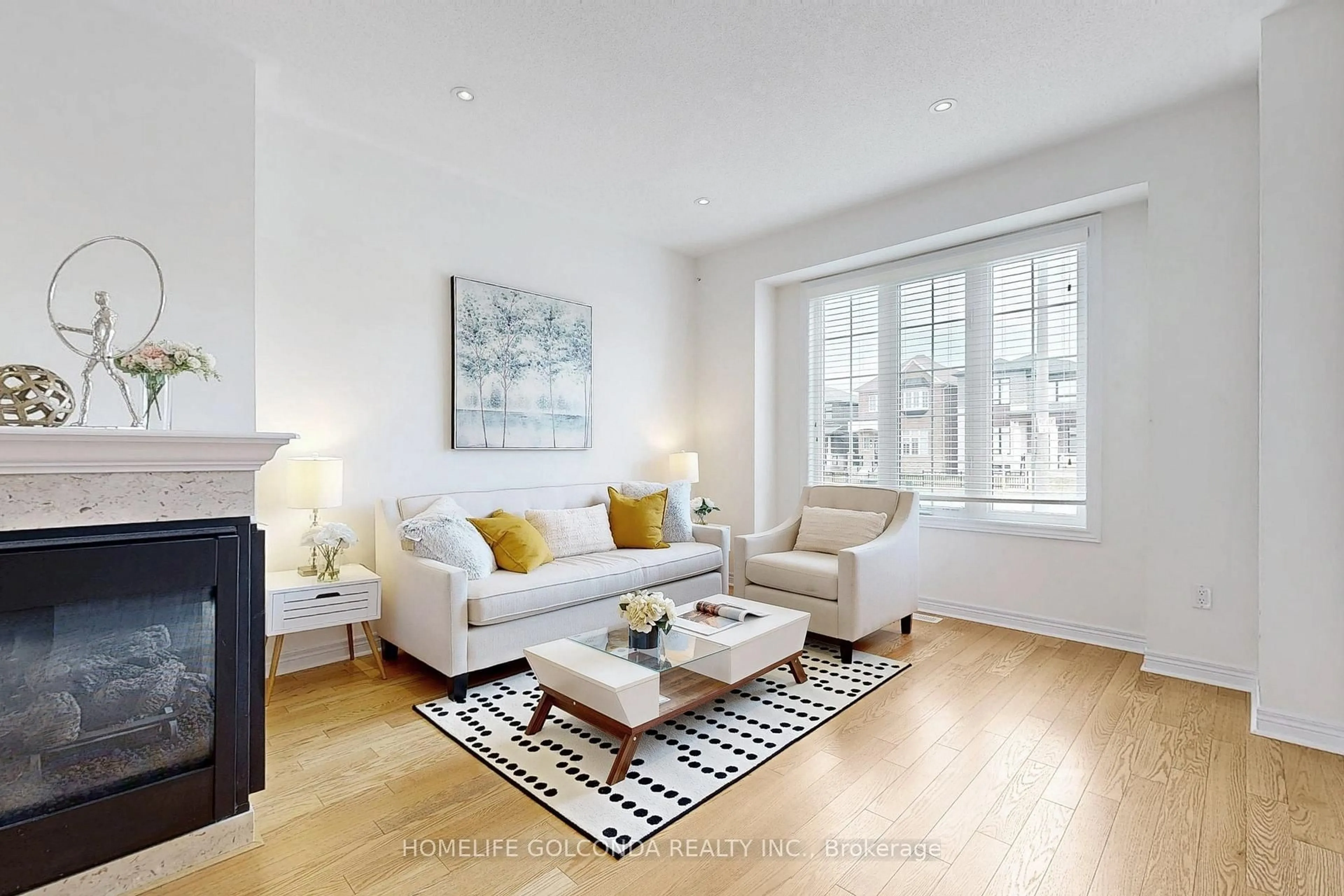 Living room with furniture, unknown for 118 Braebrook Dr, Whitby Ontario L1R 0M9