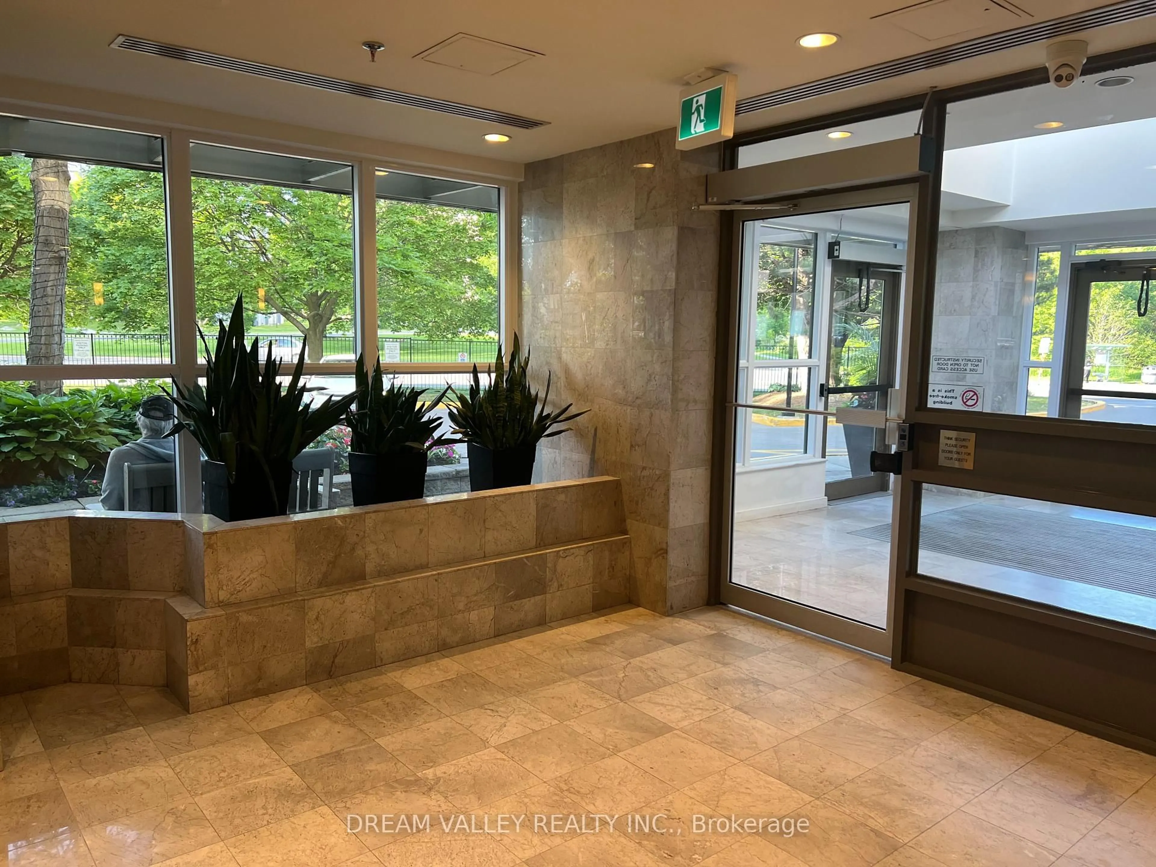 Indoor foyer for 3233 Eglinton Ave #1107, Toronto Ontario M1J 3N6