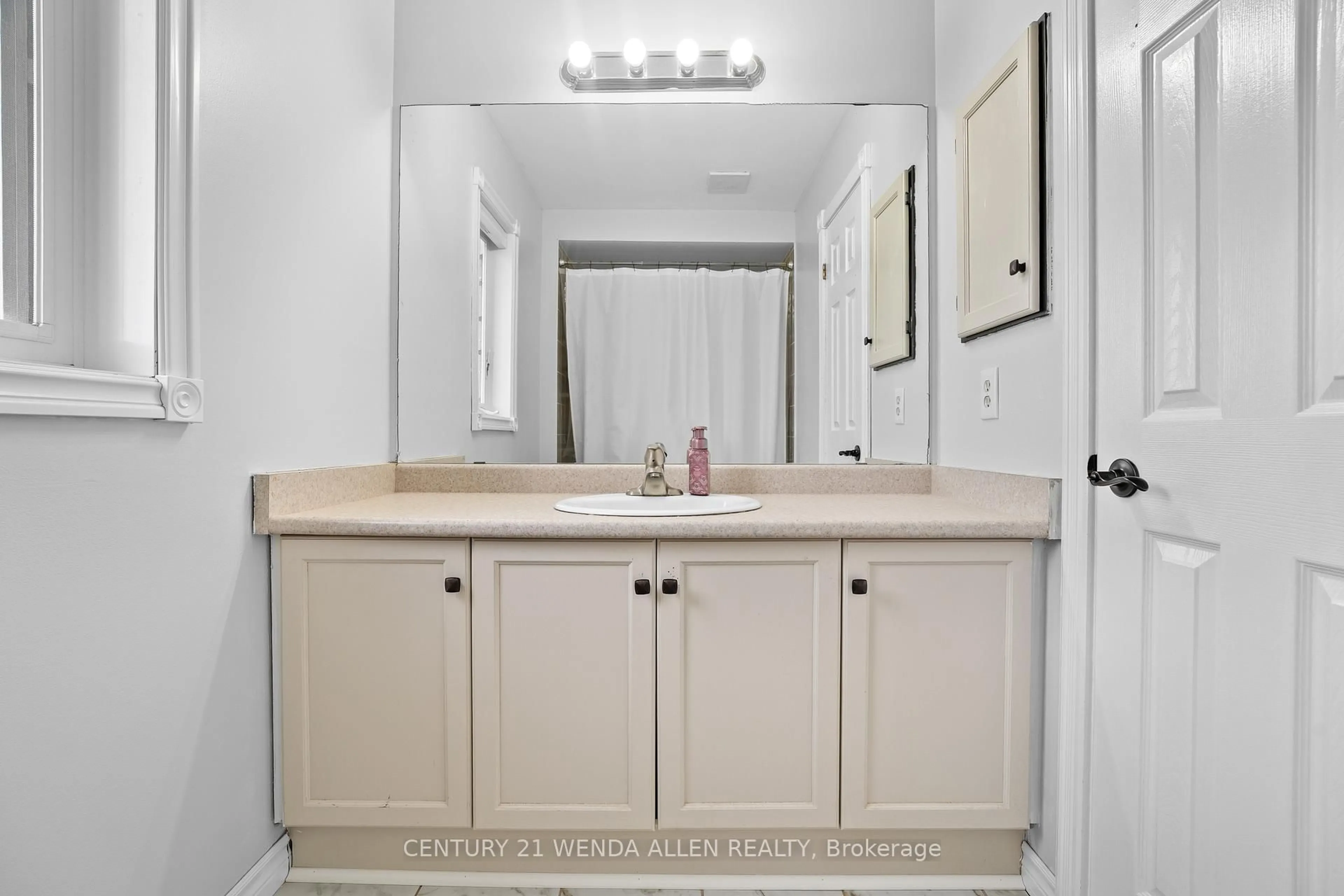 Standard bathroom, ceramic/tile floor for 6 Hammond St, Clarington Ontario L1C 5E5