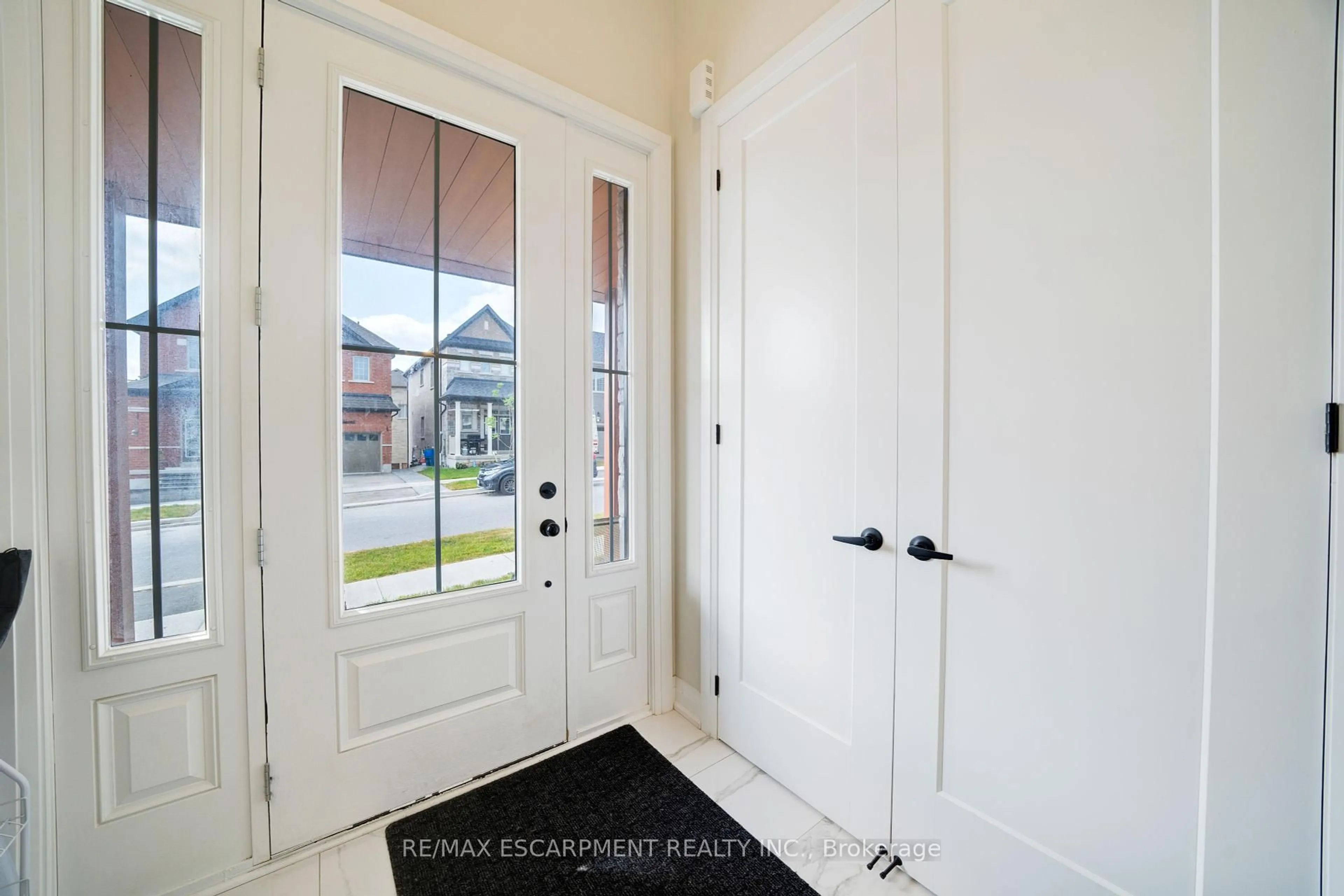 Indoor entryway for 1156 Skyridge Blvd, Pickering Ontario L1X 0M4