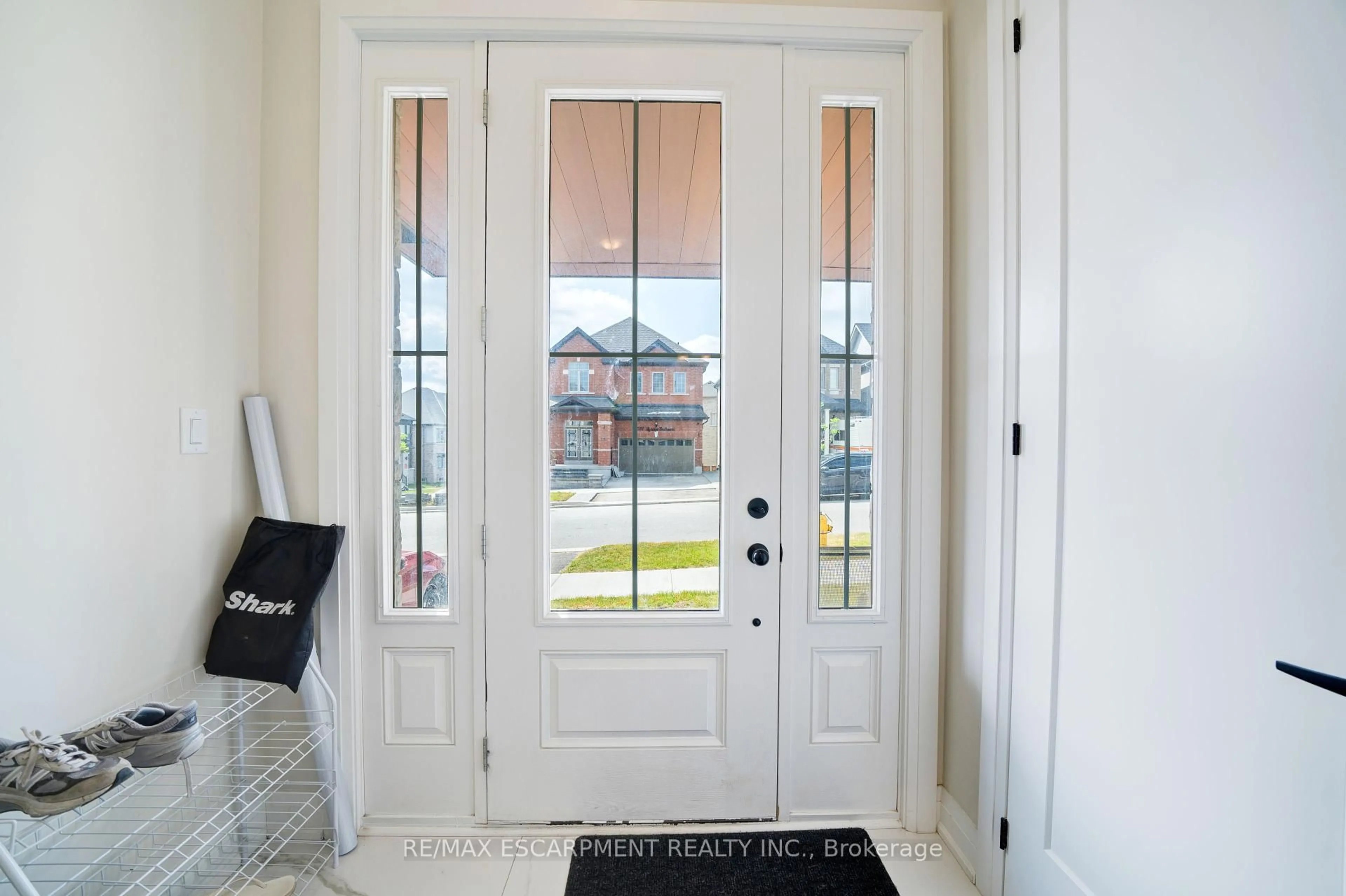 Indoor entryway for 1156 Skyridge Blvd, Pickering Ontario L1X 0M4