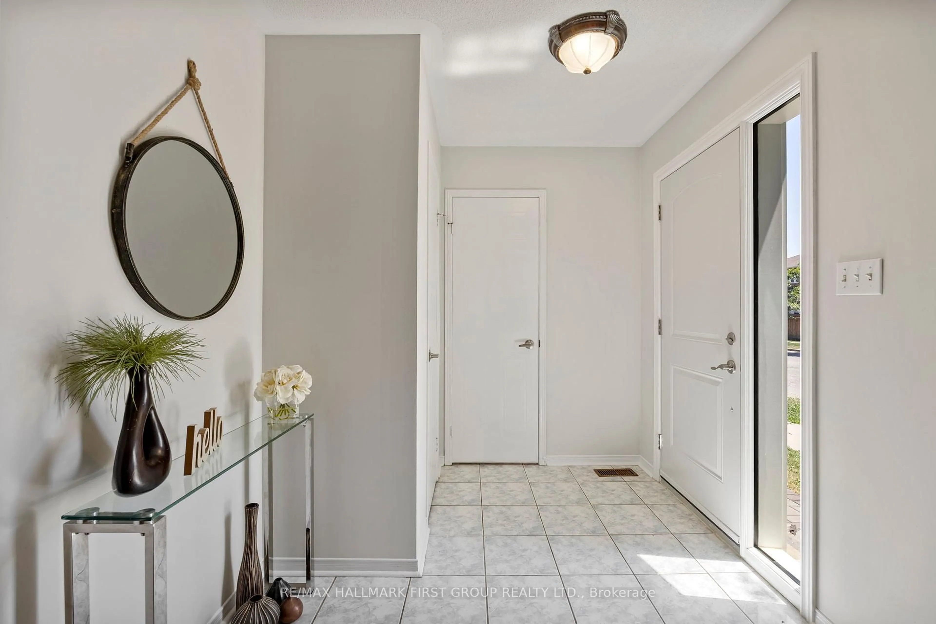 Indoor entryway for 1816 Nordane Dr, Pickering Ontario L1V 6Z7