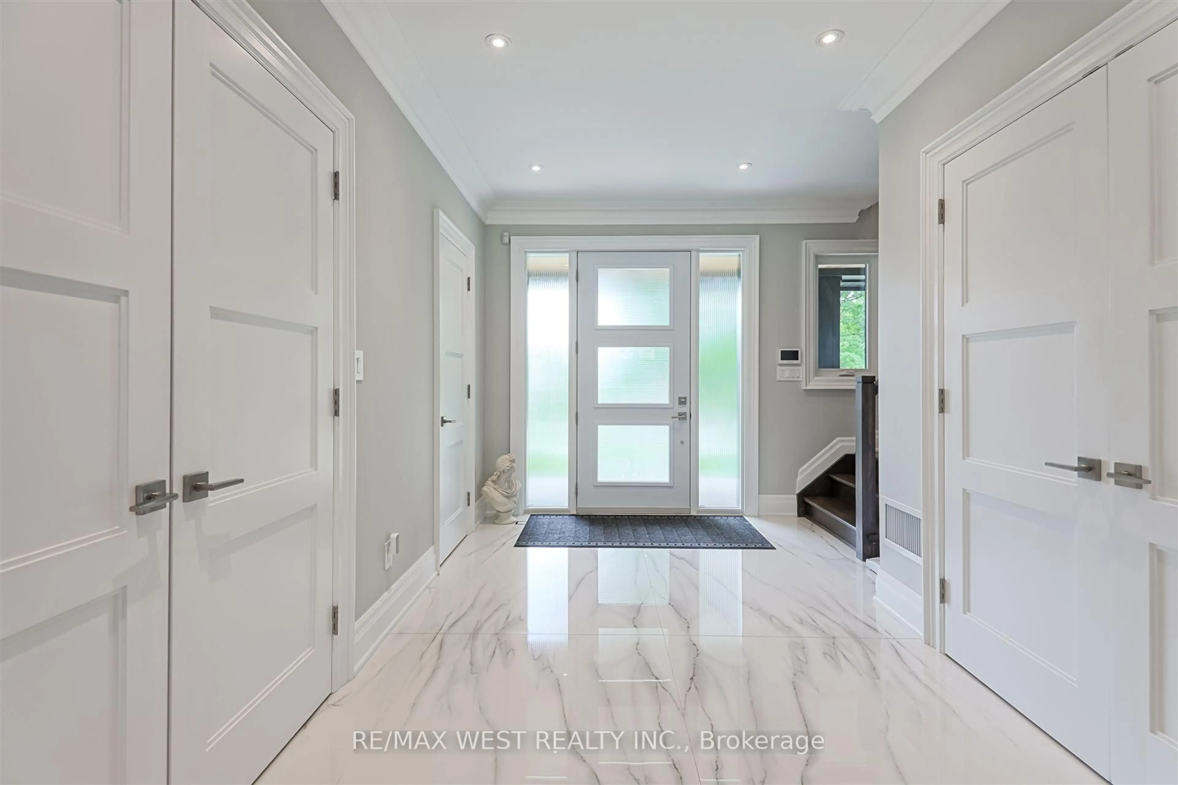 Indoor entryway for 18 Windy Ridge Dr, Toronto Ontario M1M 1H5