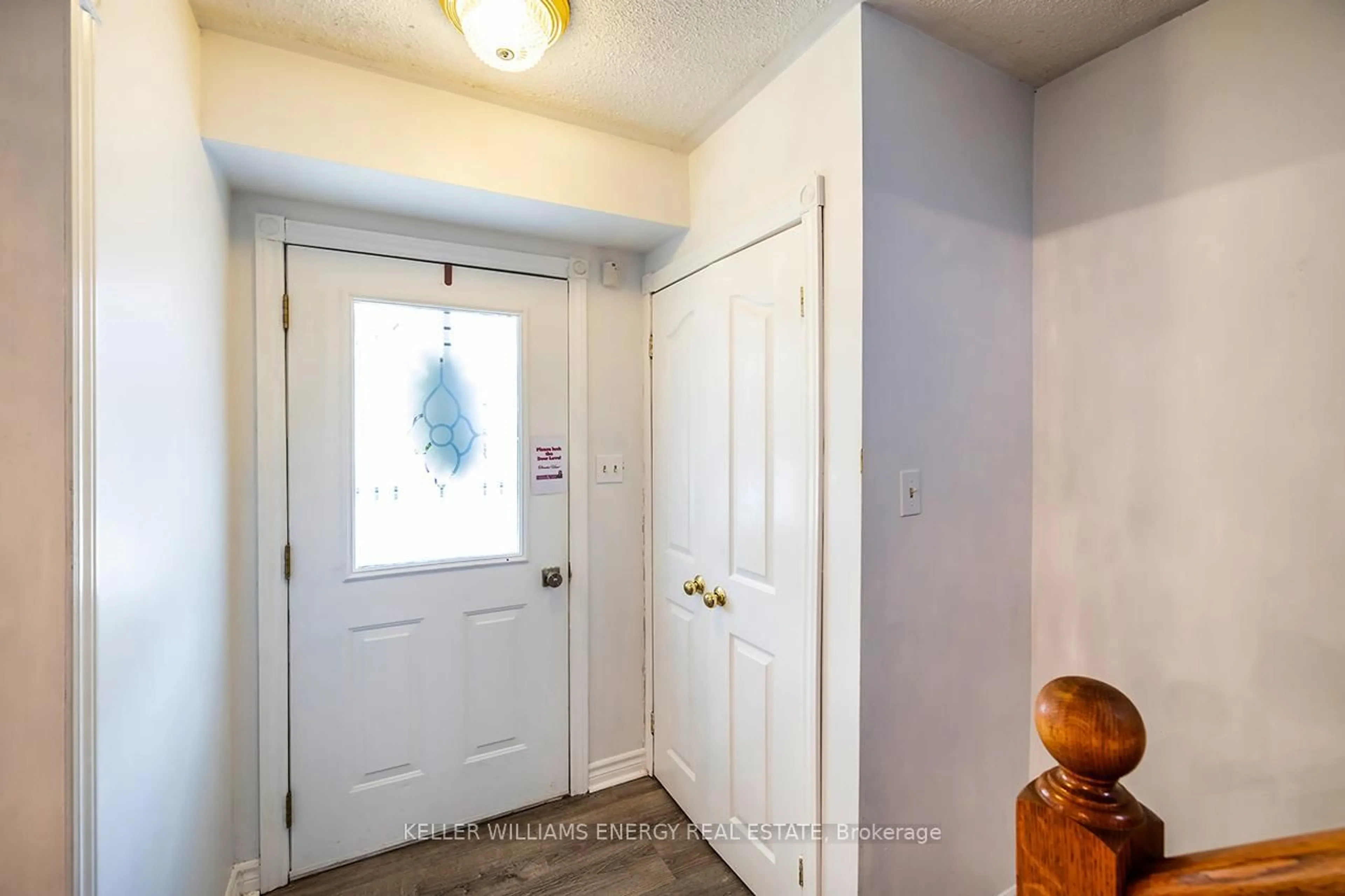 Indoor entryway for 1464 Largo Cres, Oshawa Ontario L1G 7E5