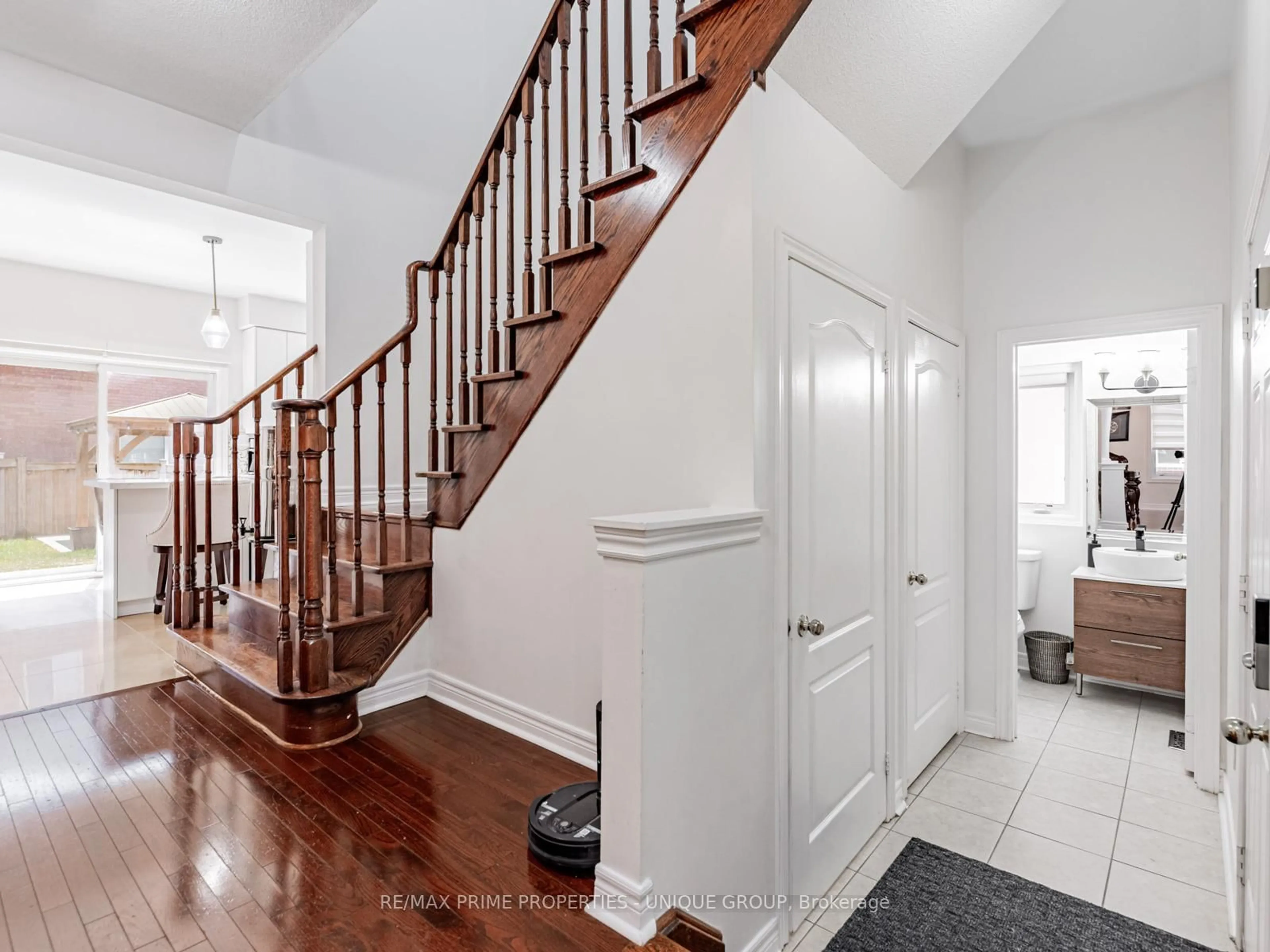 Indoor entryway for 981 Schooling Dr, Oshawa Ontario L1K 0J9