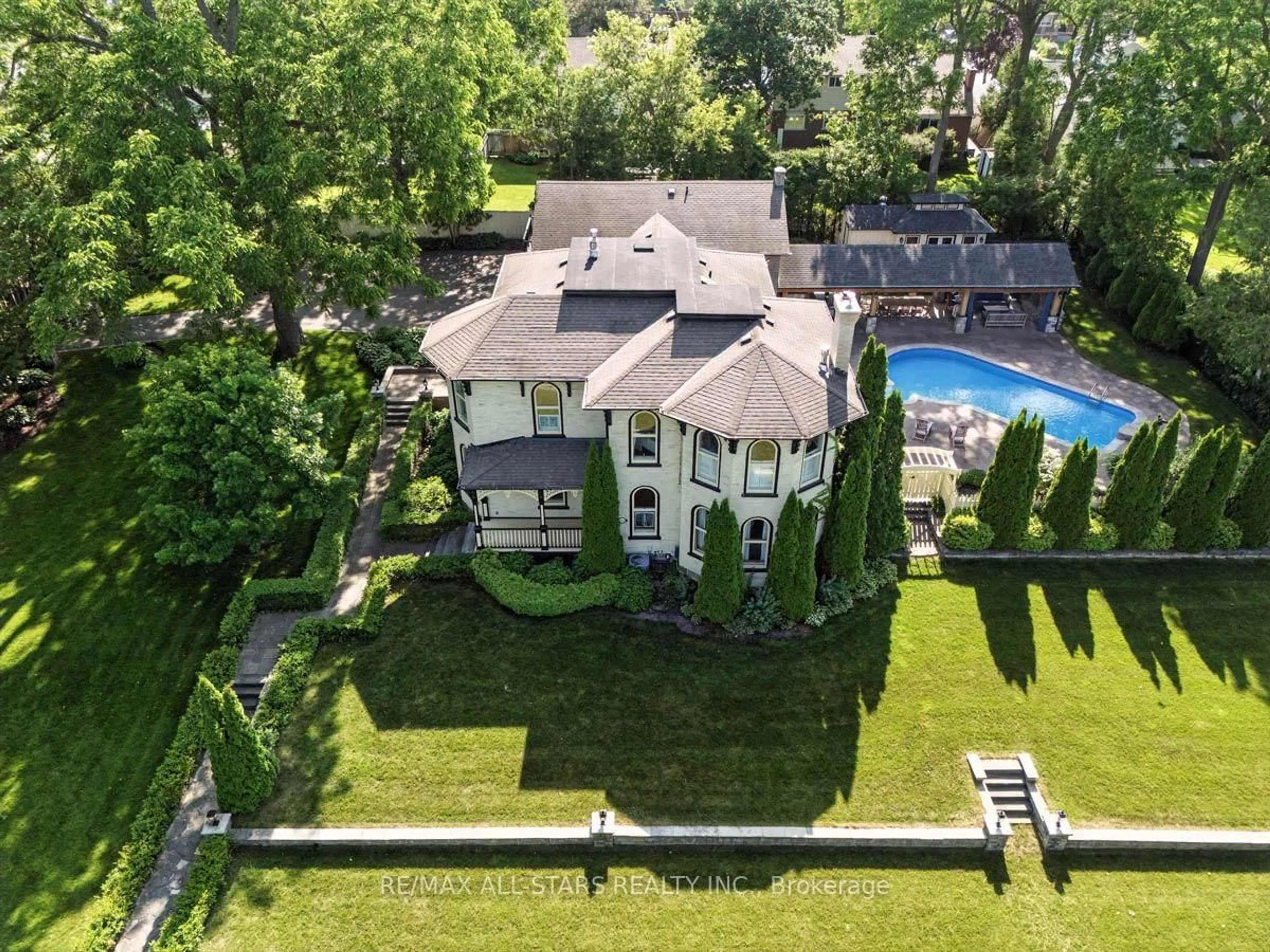 A pic from outside/outdoor area/front of a property/back of a property/a pic from drone, street for 258 Cochrane St, Scugog Ontario L9L 1M1