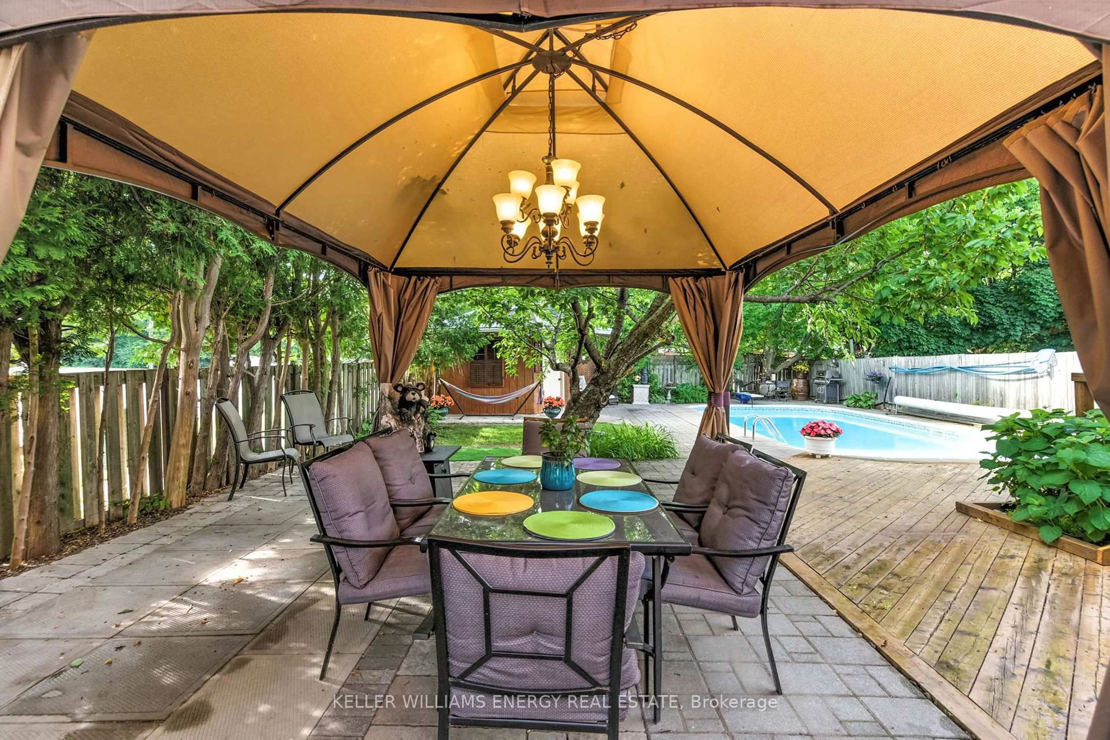 Patio, street for 2 Henderson Dr, Whitby Ontario L1N 7Y2