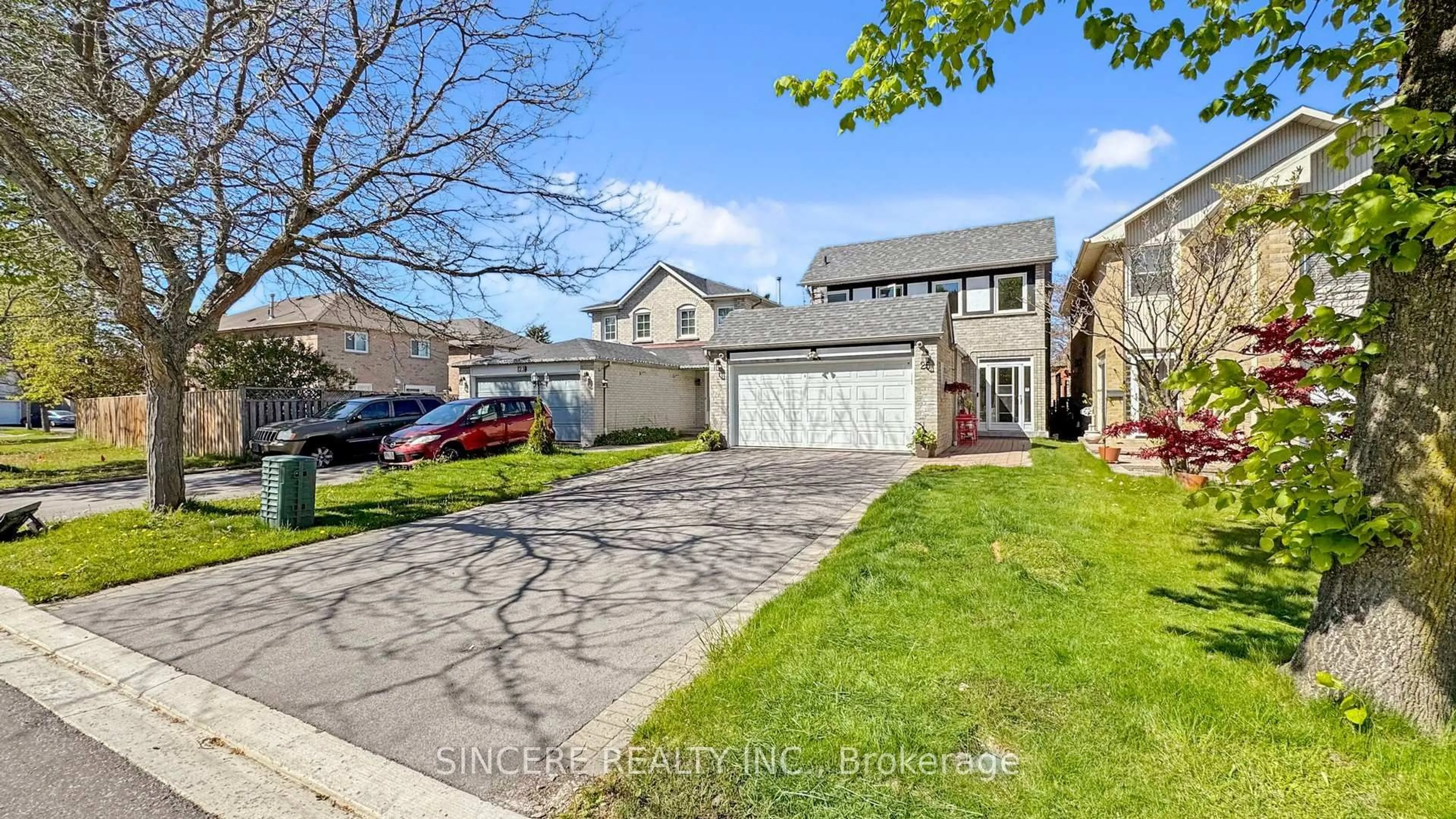 A pic from outside/outdoor area/front of a property/back of a property/a pic from drone, street for 25 Greybeaver Tr, Toronto Ontario M1C 4P1