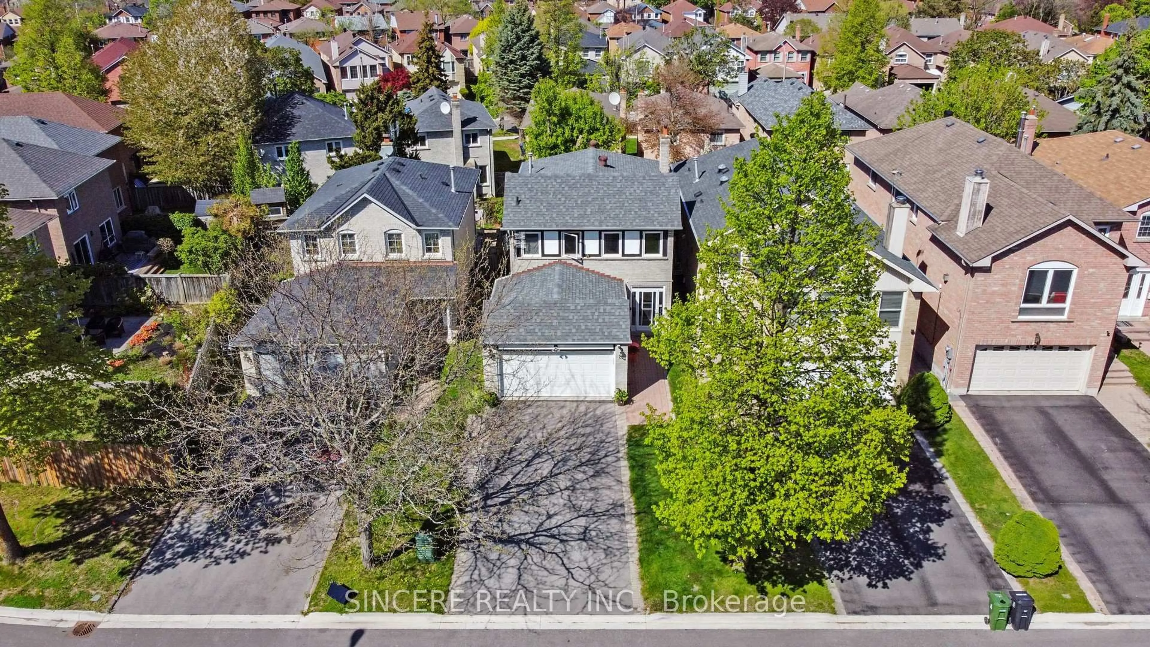 A pic from outside/outdoor area/front of a property/back of a property/a pic from drone, street for 25 Greybeaver Tr, Toronto Ontario M1C 4P1