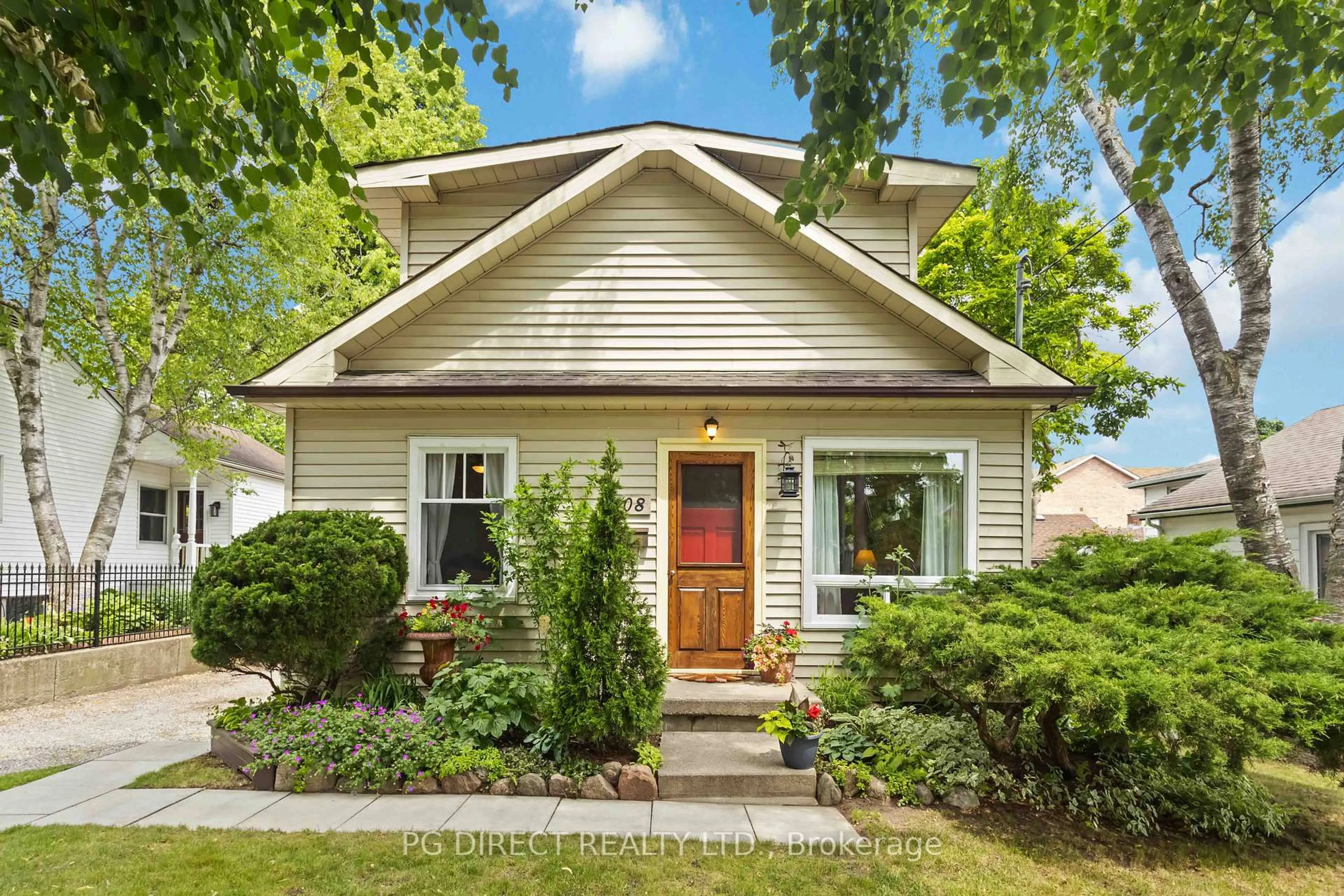 Home with vinyl exterior material, street for 108 Walnut St, Whitby Ontario L1N 2V9
