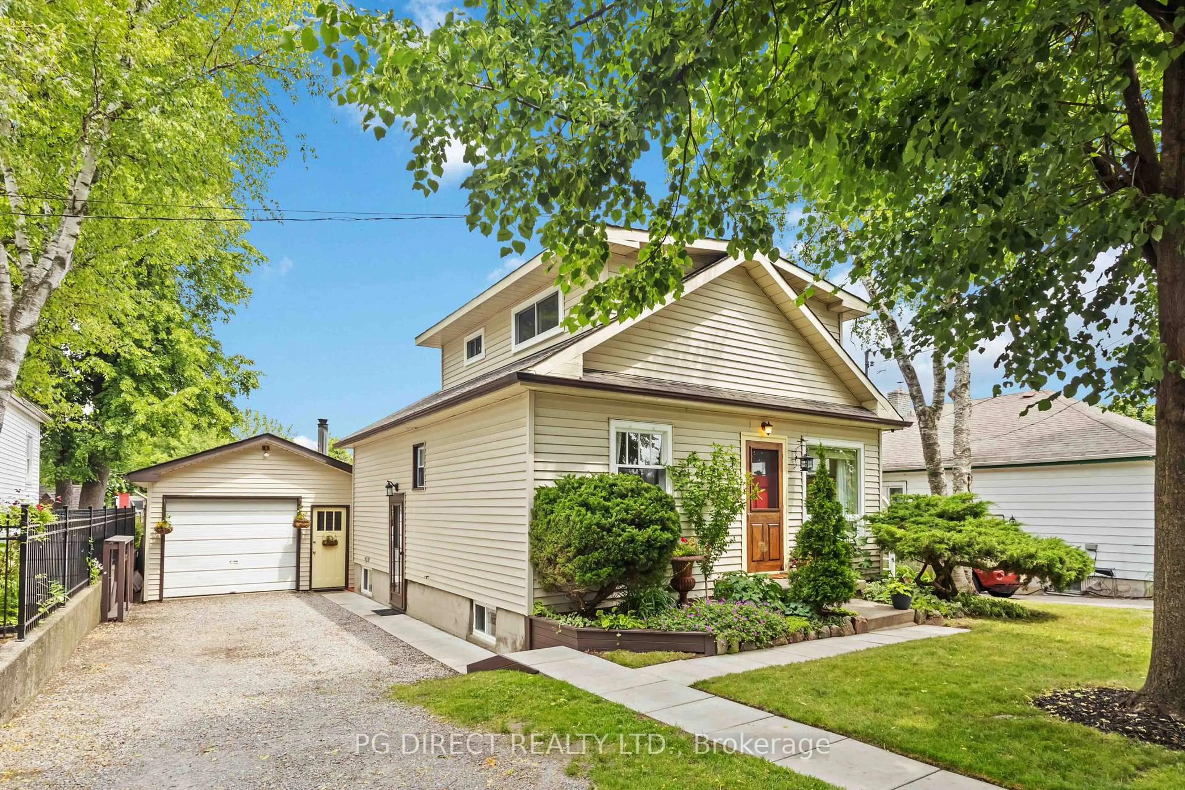 Home with vinyl exterior material, street for 108 Walnut St, Whitby Ontario L1N 2V9