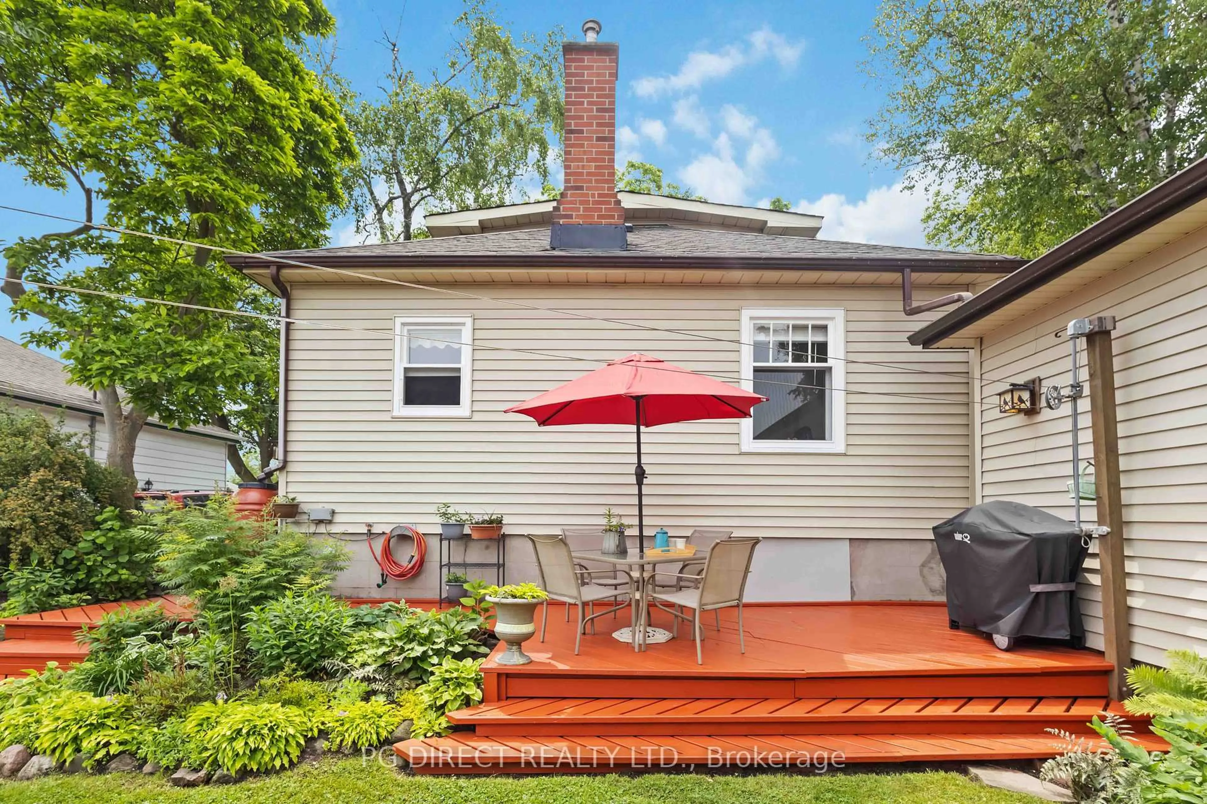 Patio, street for 108 Walnut St, Whitby Ontario L1N 2V9