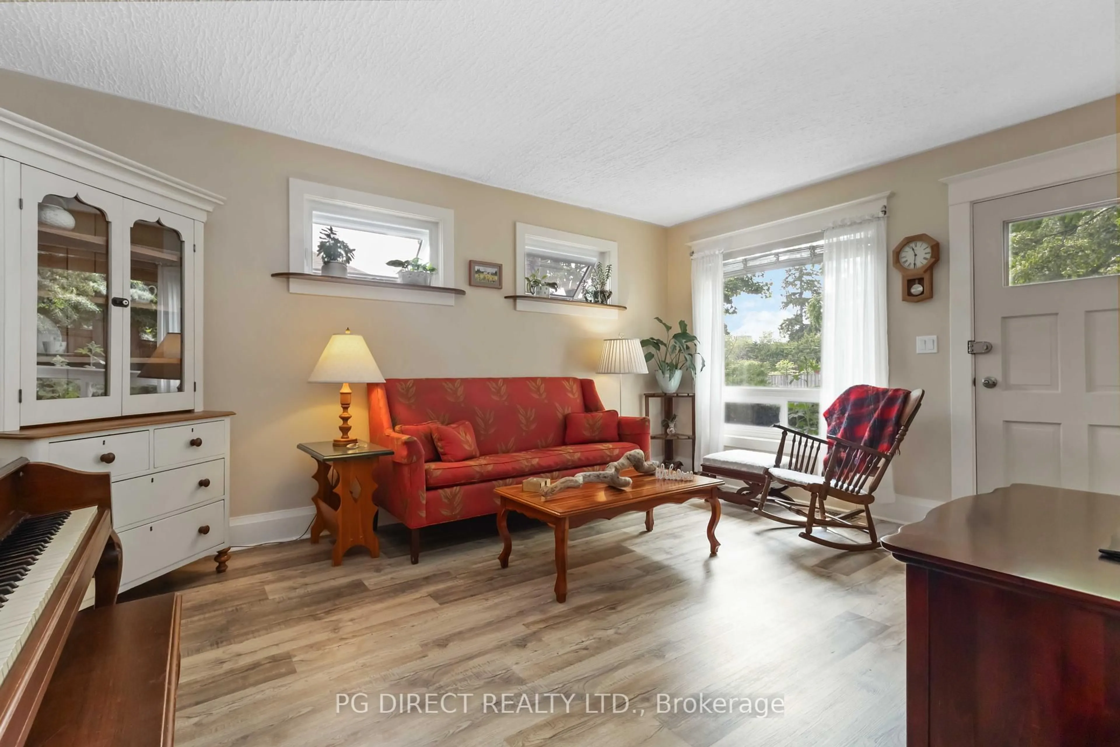 Living room with furniture, wood/laminate floor for 108 Walnut St, Whitby Ontario L1N 2V9