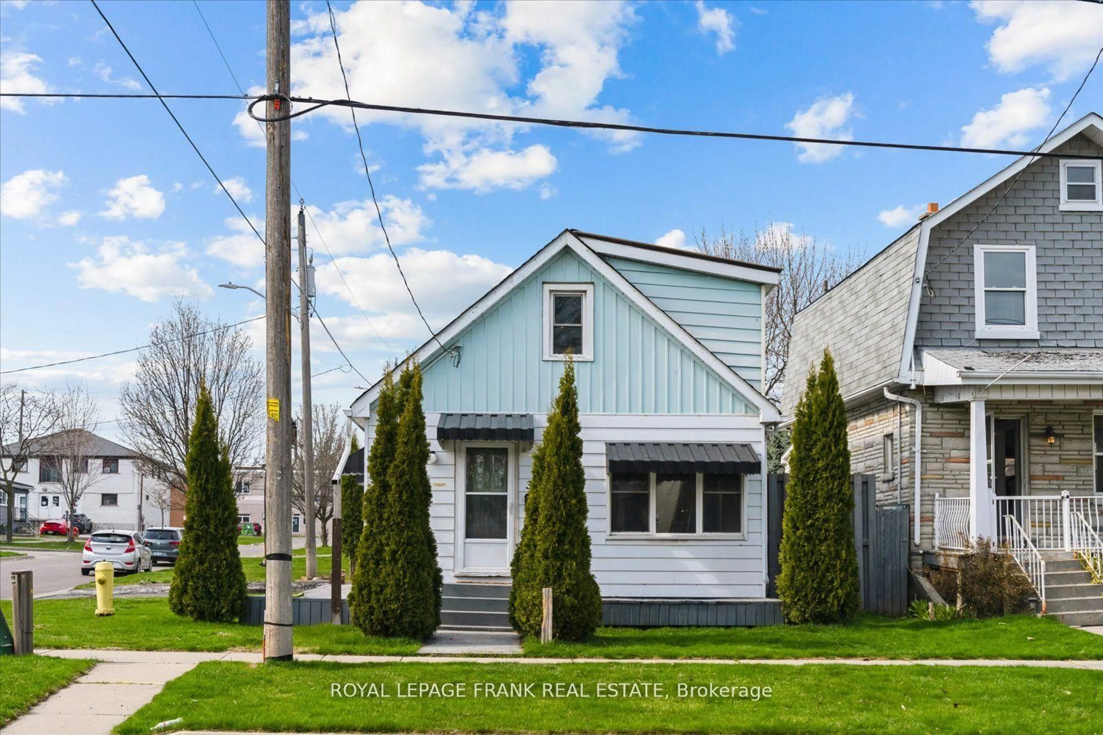 Home with vinyl exterior material, street for 354 Pine Ave, Oshawa Ontario L1J 2H4