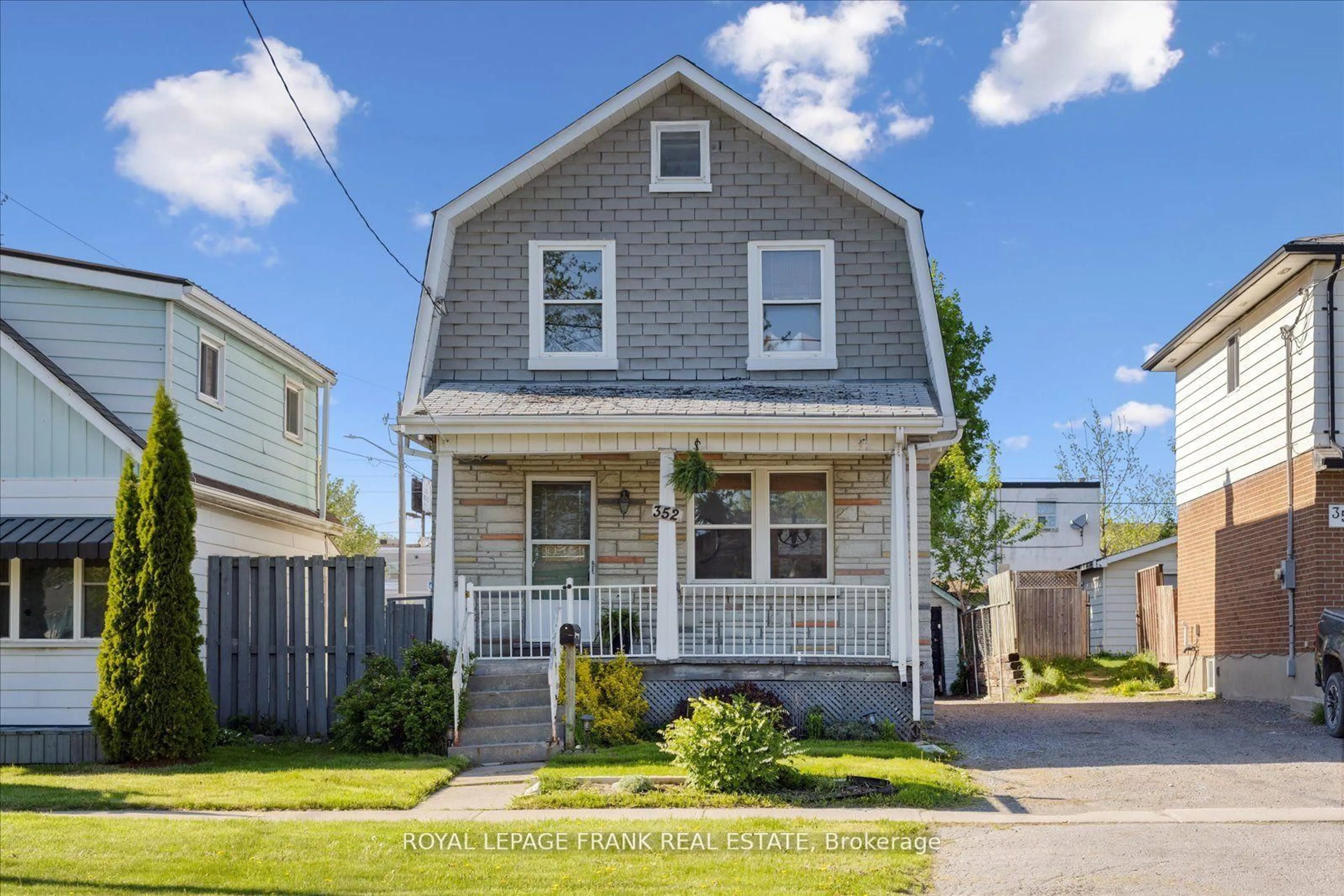 Home with vinyl exterior material, street for 352 Pine Ave, Oshawa Ontario L1J 2H4