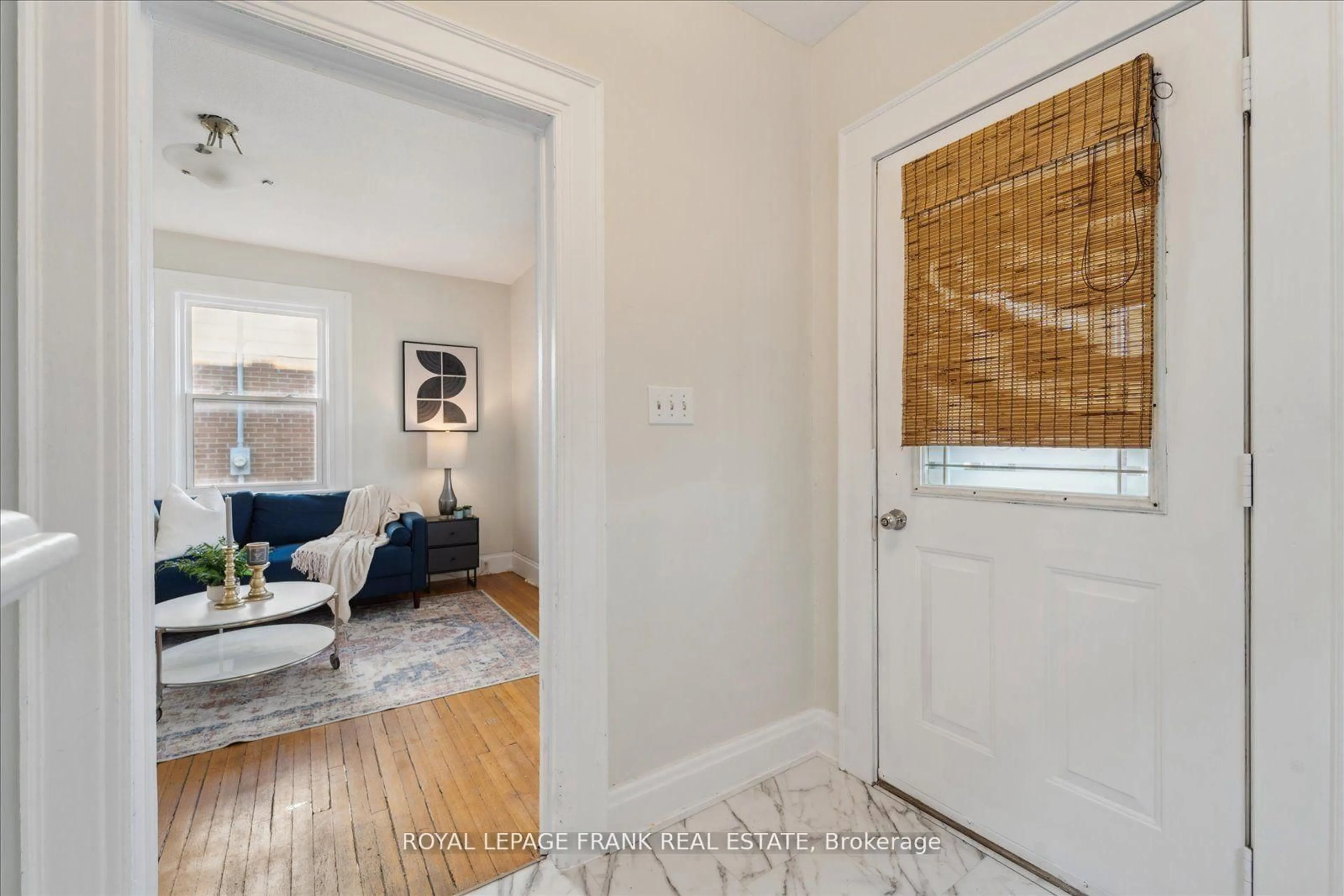 Indoor entryway for 352 Pine Ave, Oshawa Ontario L1J 2H4