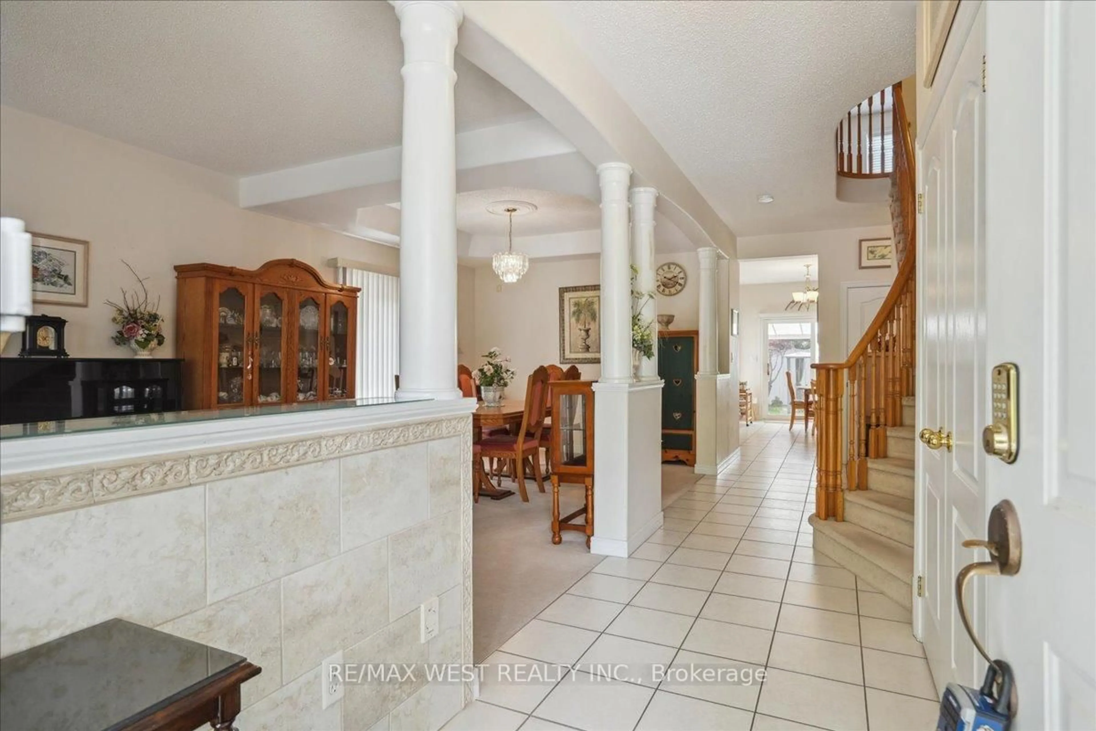 Lobby for 1964 Walreg Dr, Oshawa Ontario L1G 7W1
