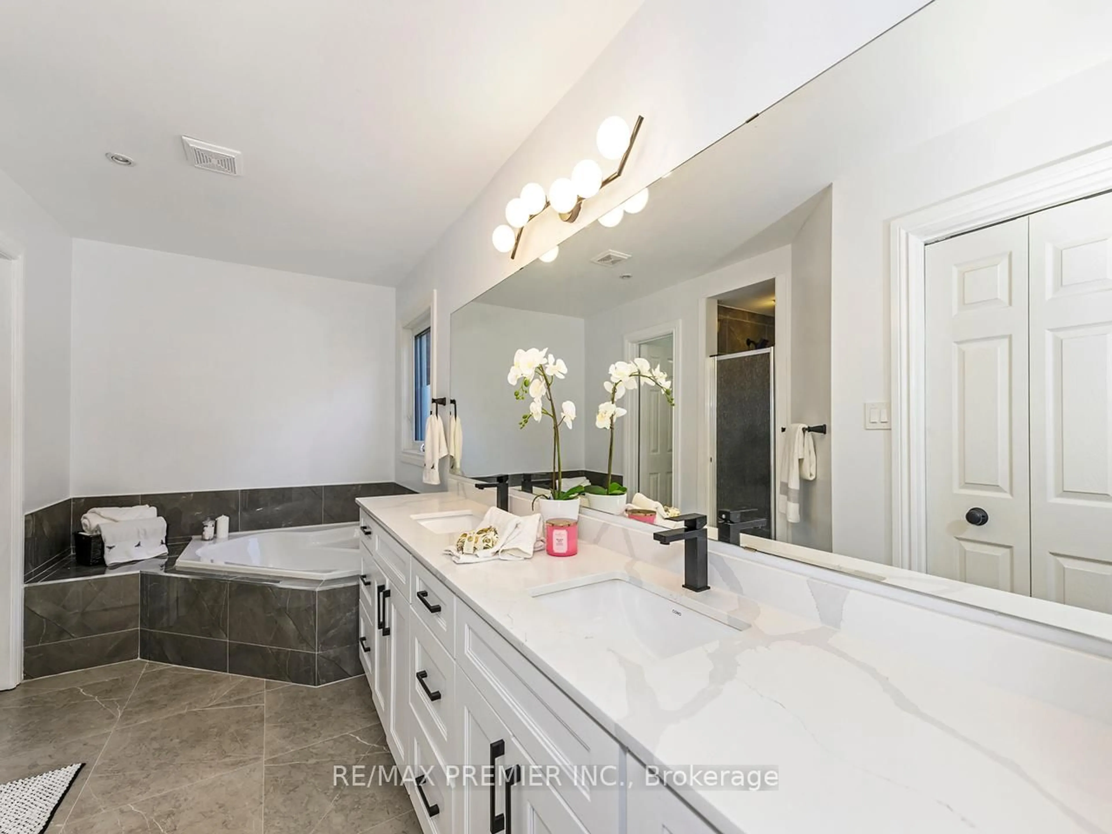 Contemporary bathroom, ceramic/tile floor for 33 Watford St, Whitby Ontario L1M 1E6
