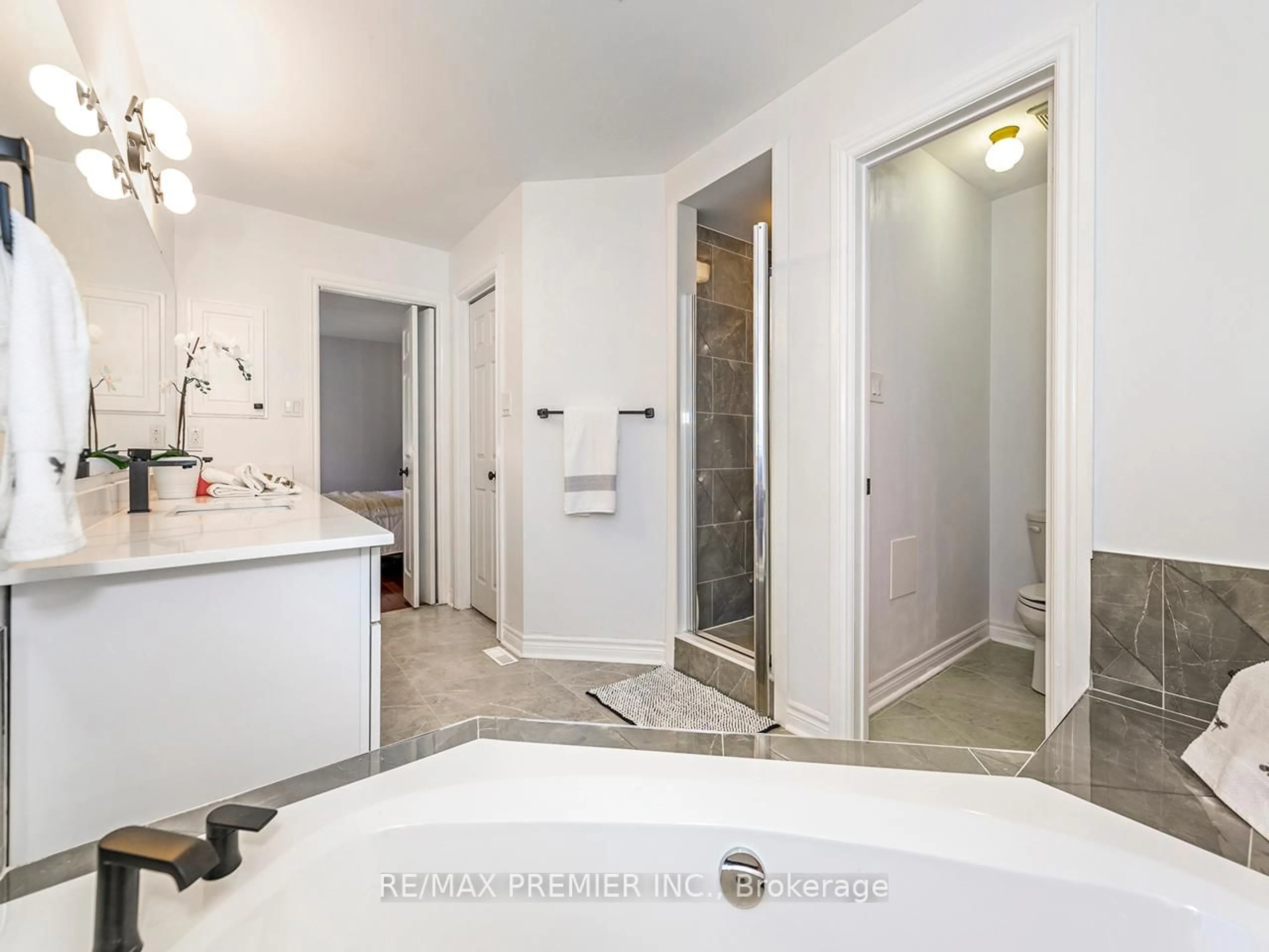 Contemporary bathroom, ceramic/tile floor for 33 Watford St, Whitby Ontario L1M 1E6