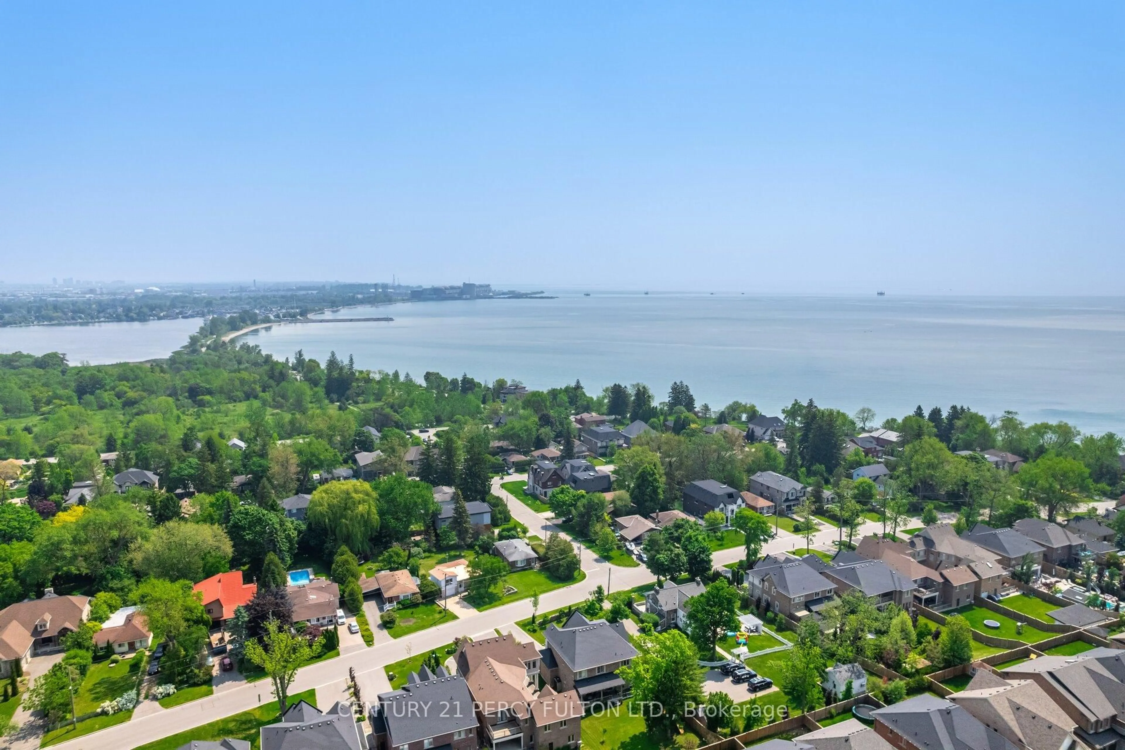 A pic from outside/outdoor area/front of a property/back of a property/a pic from drone, water/lake/river/ocean view for 541 Creekview Circ, Pickering Ontario L1W 2Z9