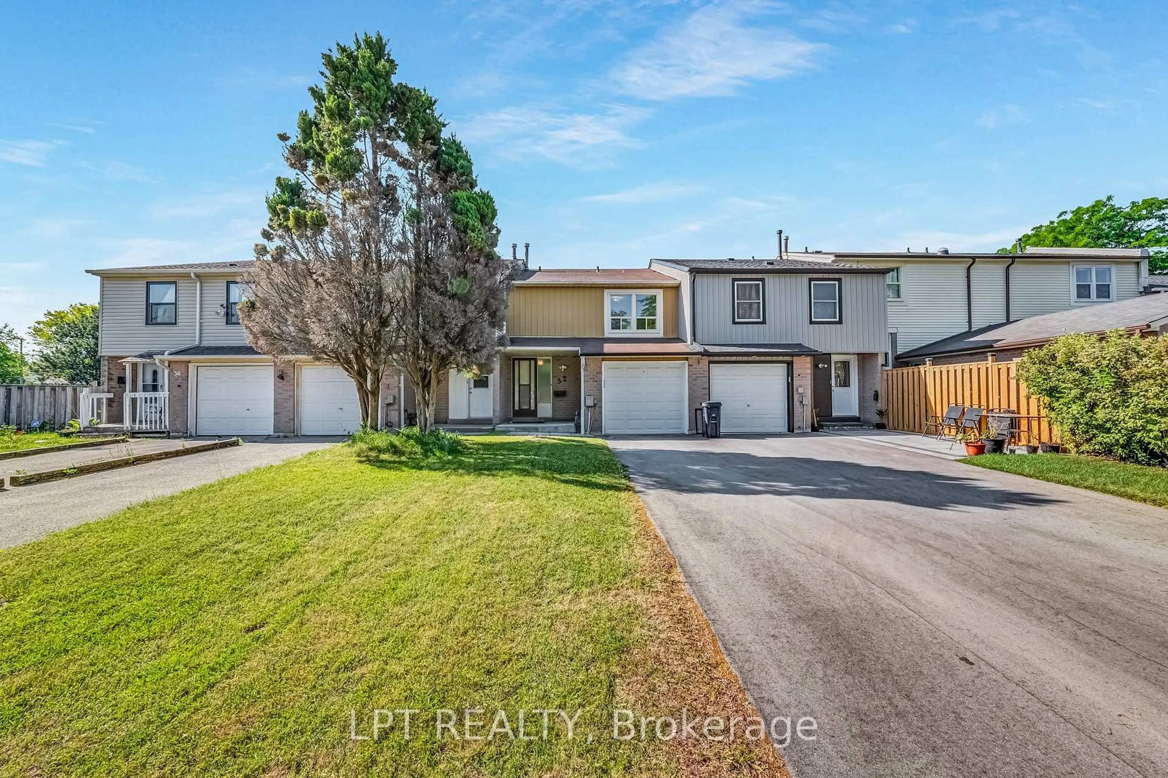 A pic from outside/outdoor area/front of a property/back of a property/a pic from drone, street for 32 Scotney Grve, Toronto Ontario M1B 2S4