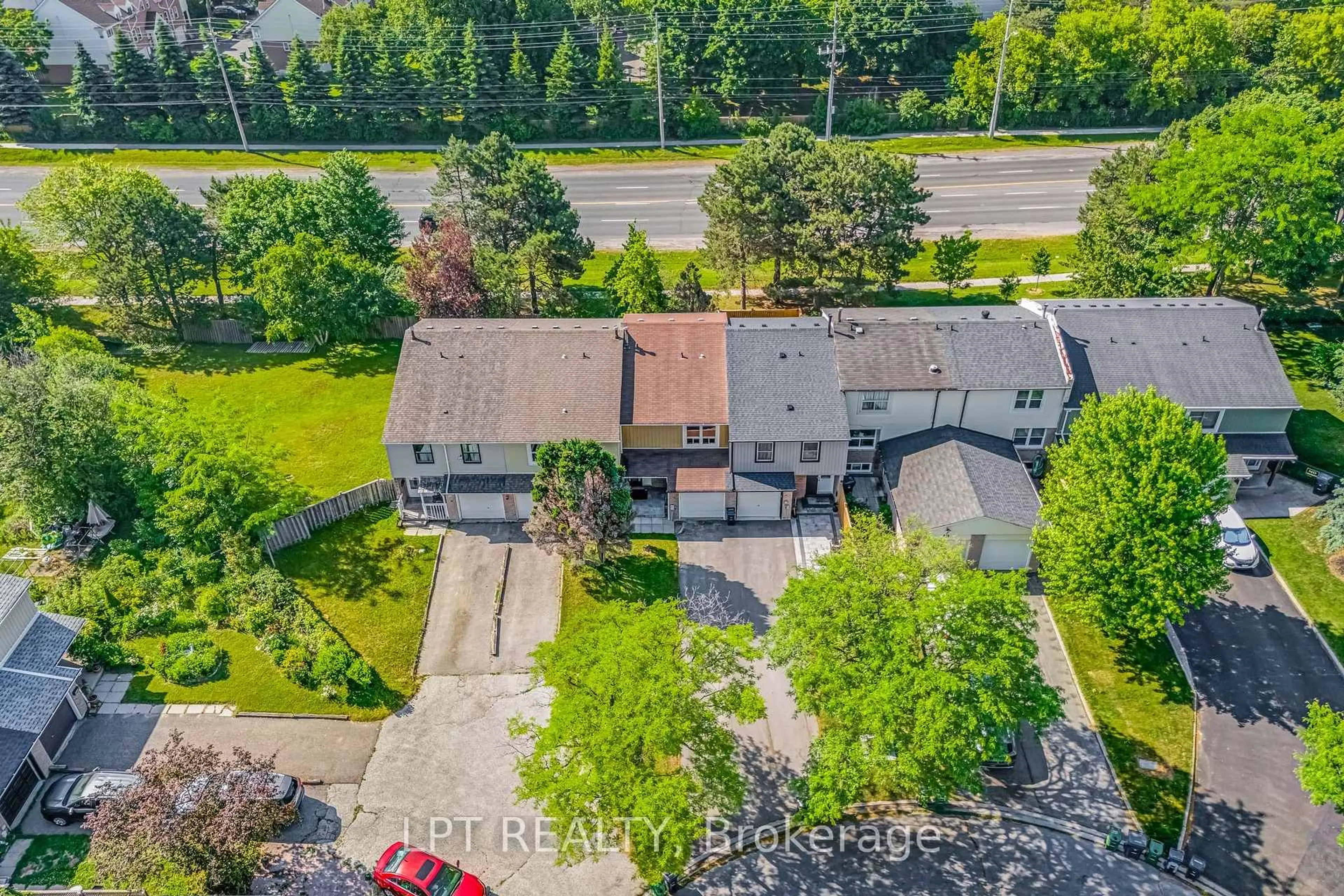 A pic from outside/outdoor area/front of a property/back of a property/a pic from drone, street for 32 Scotney Grve, Toronto Ontario M1B 2S4