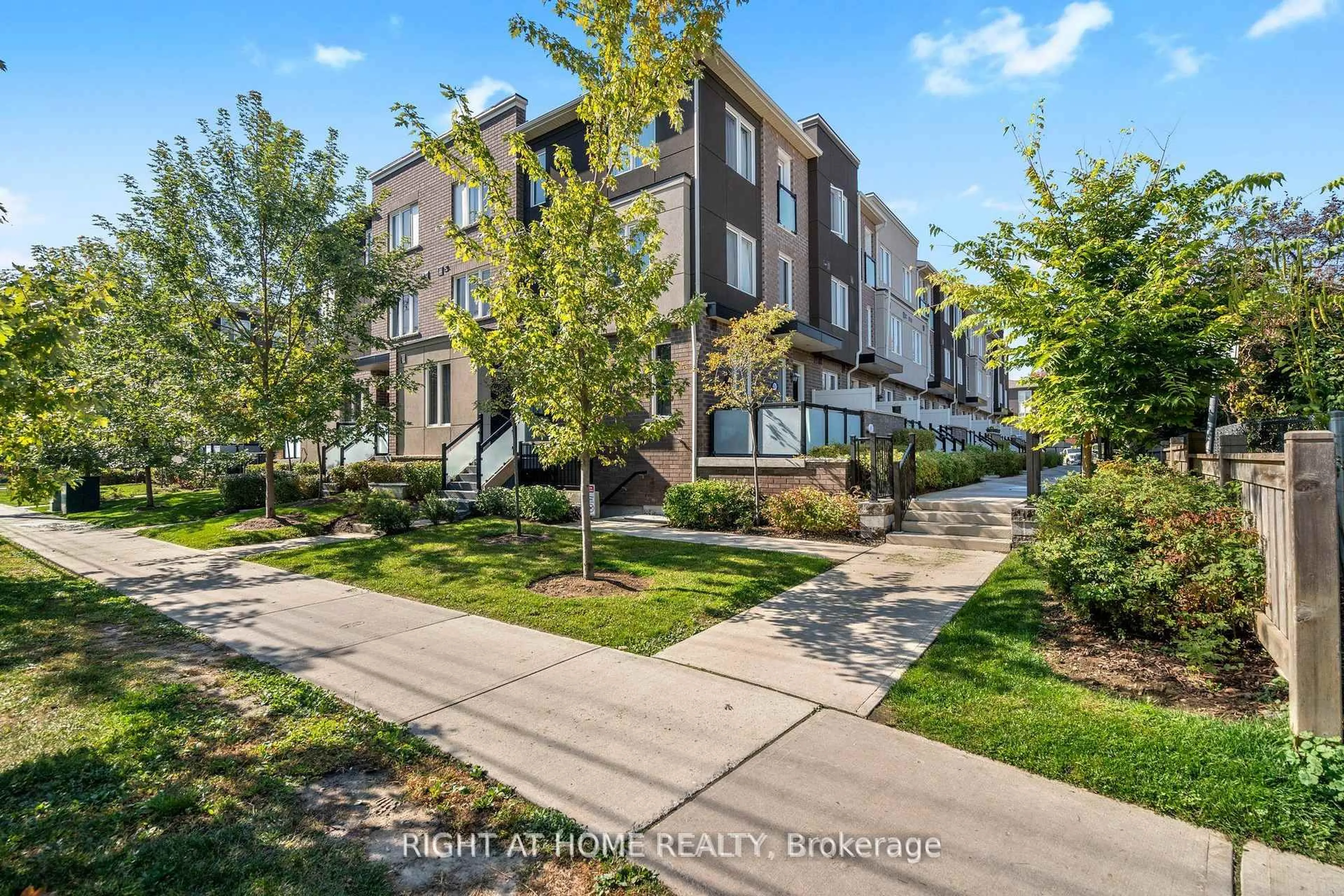 A pic from outside/outdoor area/front of a property/back of a property/a pic from drone, street for 25 Heron Park Pl #4, Toronto Ontario M1E 0B8