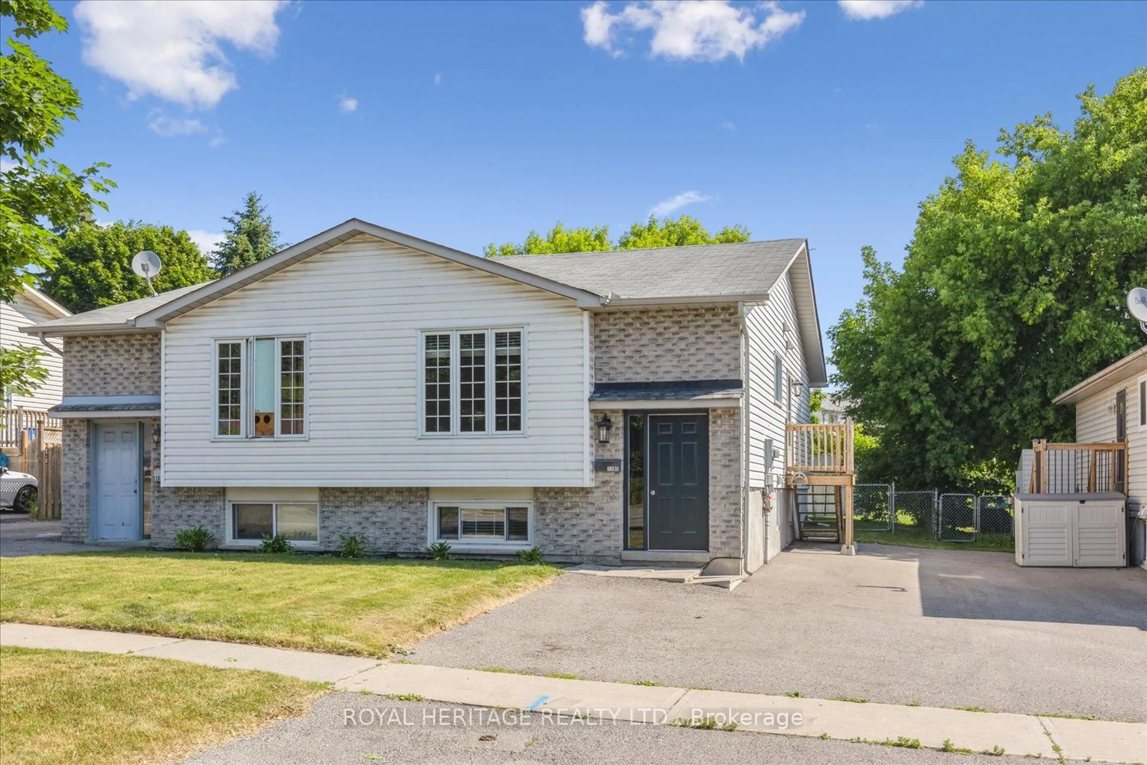 Home with vinyl exterior material, street for 1185 Simcoe St, Oshawa Ontario L1H 4M1