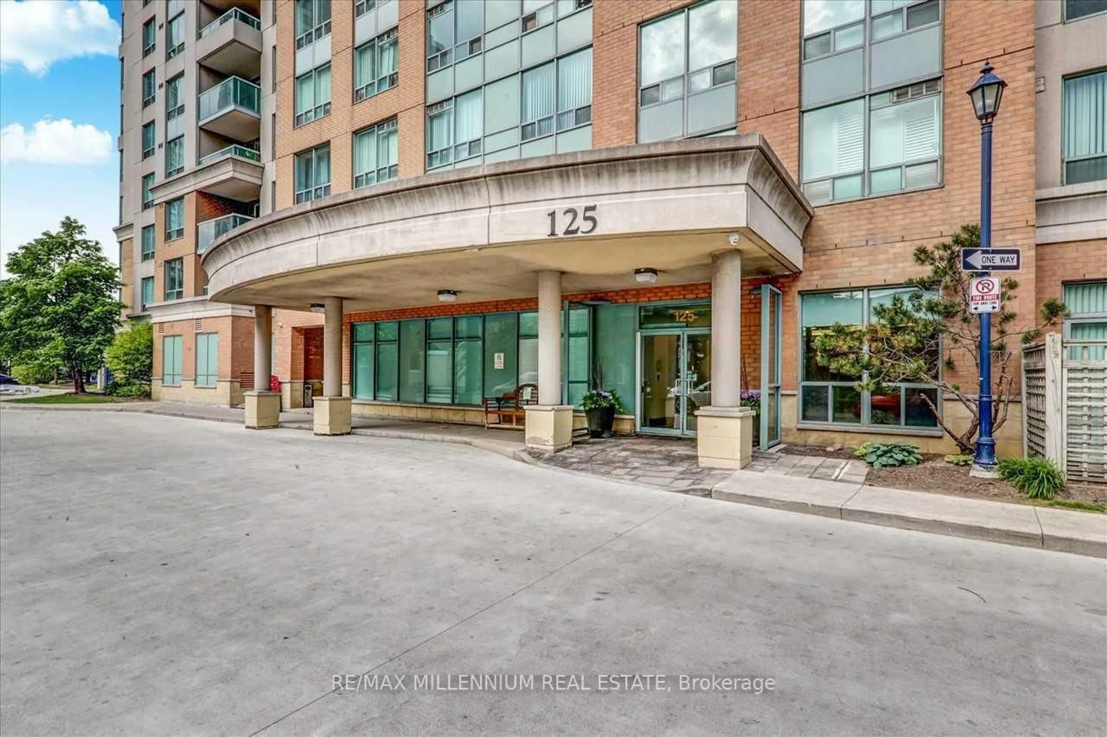 Indoor foyer for 125 Omni Dr #1929, Toronto Ontario M1P 5A9