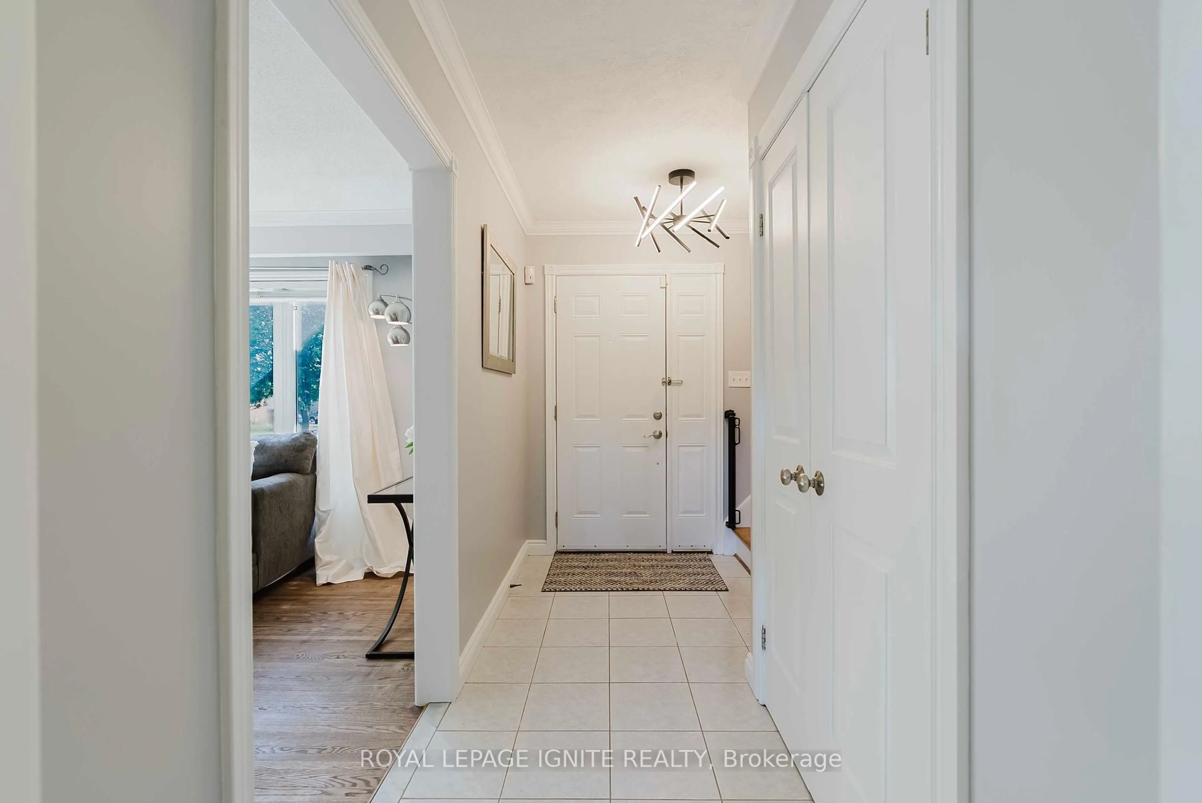 Indoor entryway for 444 Hackney Crt, Oshawa Ontario L1G 2Y4