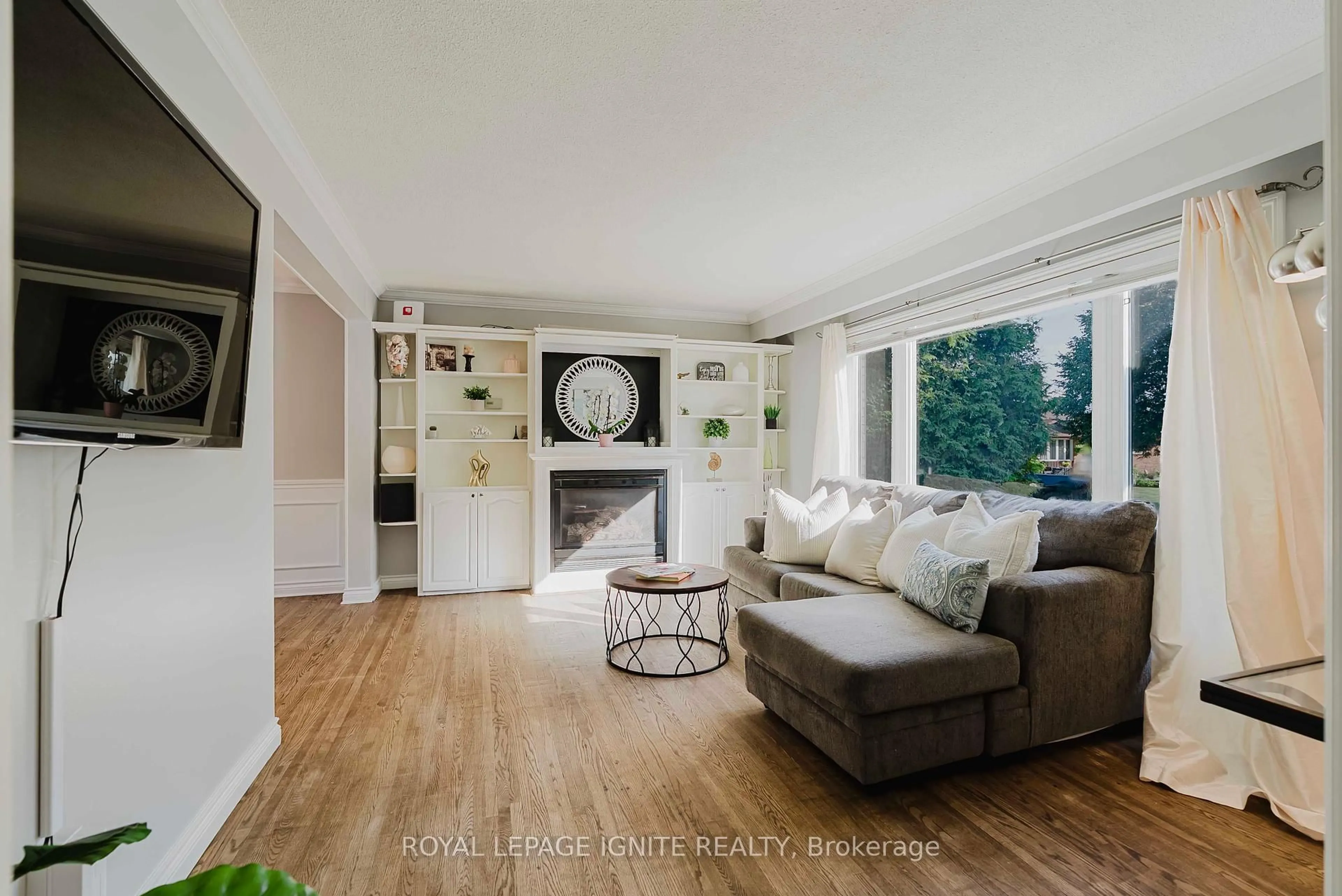 Living room with furniture, unknown for 444 Hackney Crt, Oshawa Ontario L1G 2Y4