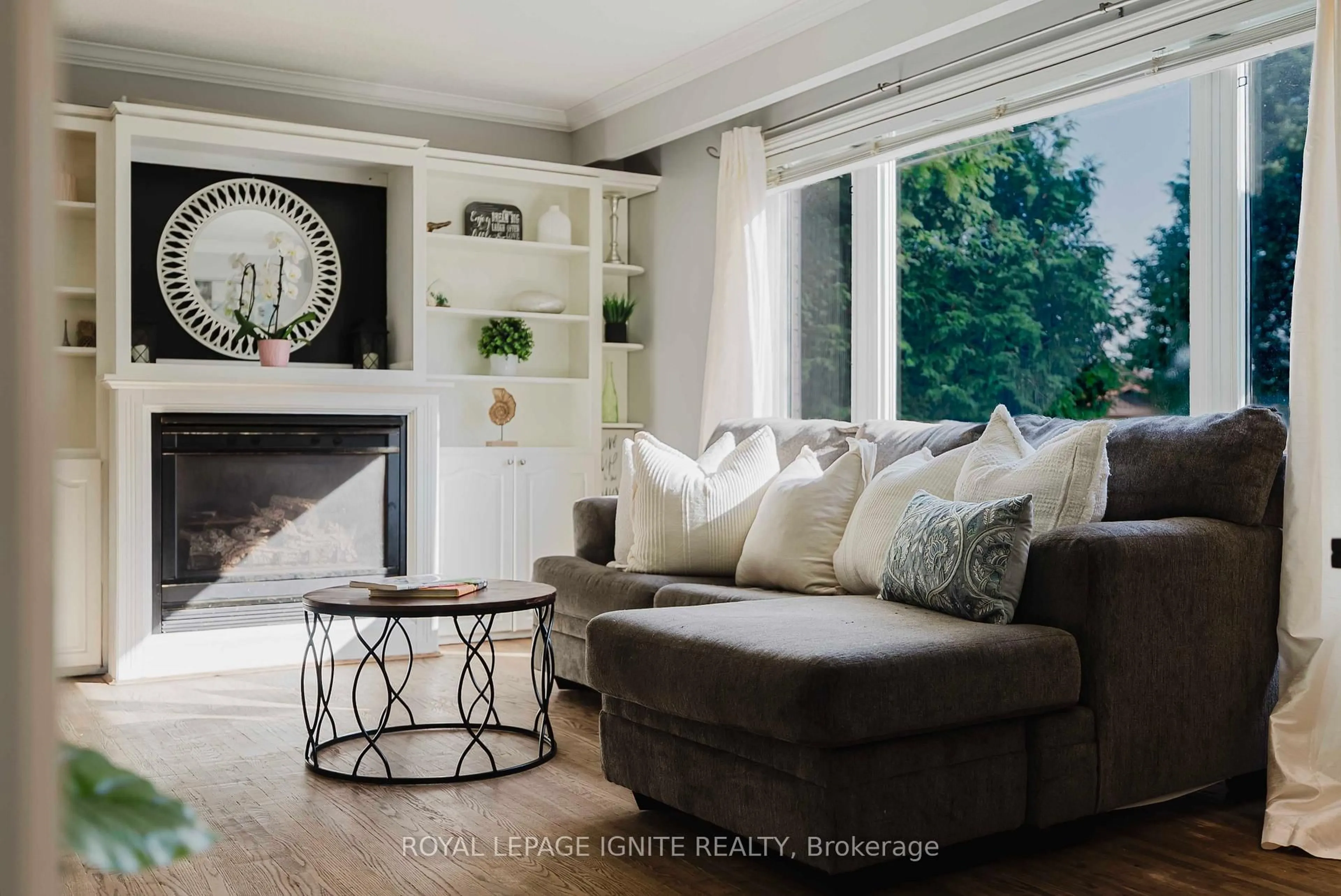 Living room with furniture, wood/laminate floor for 444 Hackney Crt, Oshawa Ontario L1G 2Y4