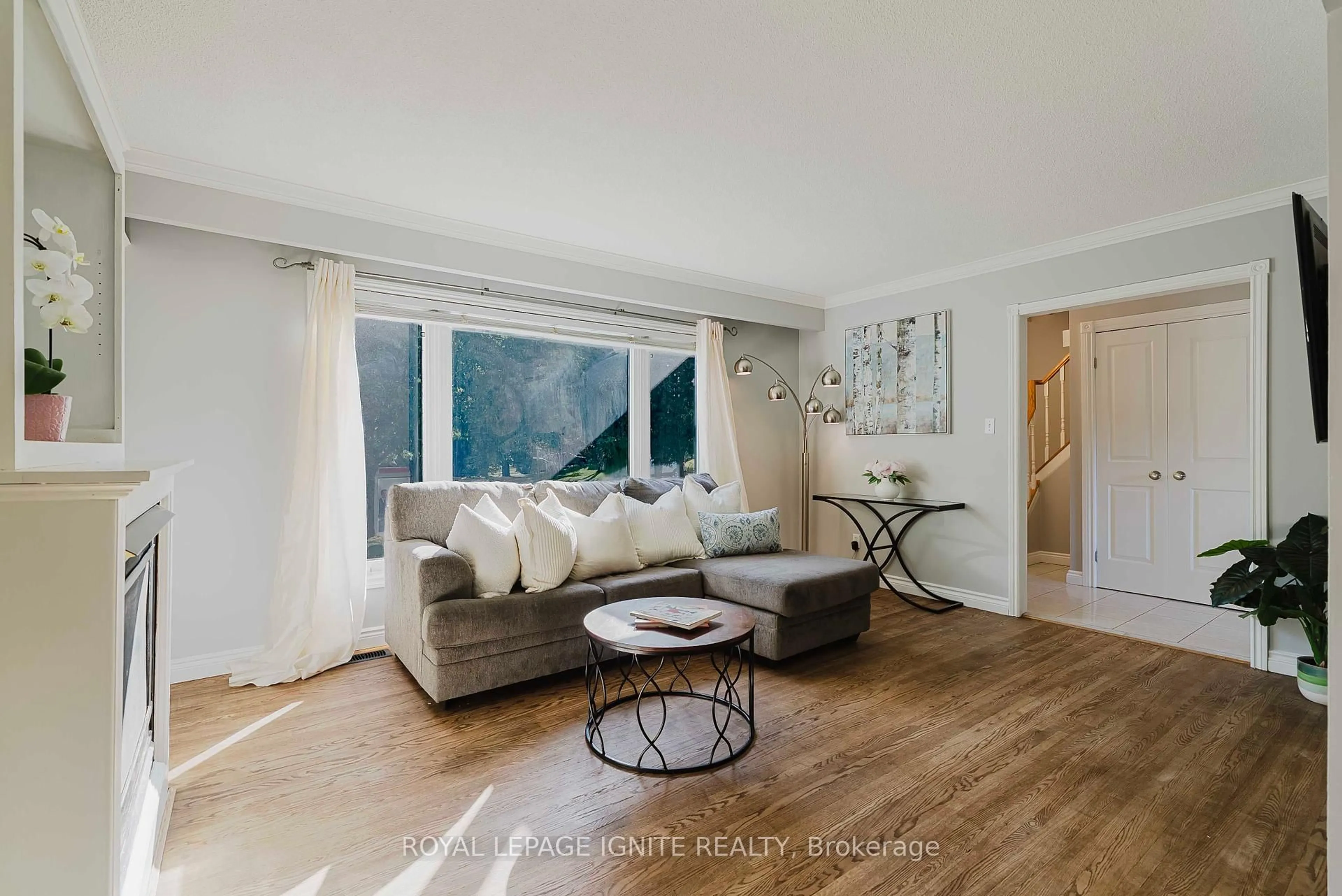 Living room with furniture, wood/laminate floor for 444 Hackney Crt, Oshawa Ontario L1G 2Y4