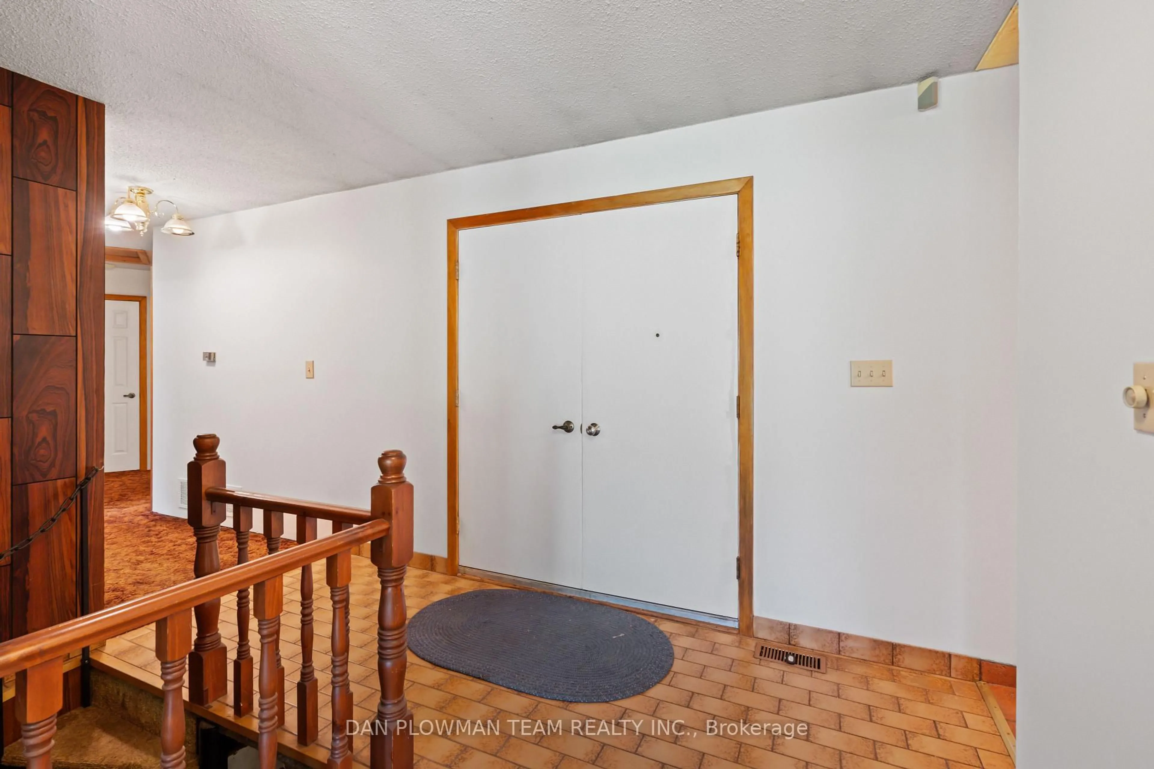 Indoor foyer for 2747 Concession Rd 6 Rd, Clarington Ontario L1C 5V6