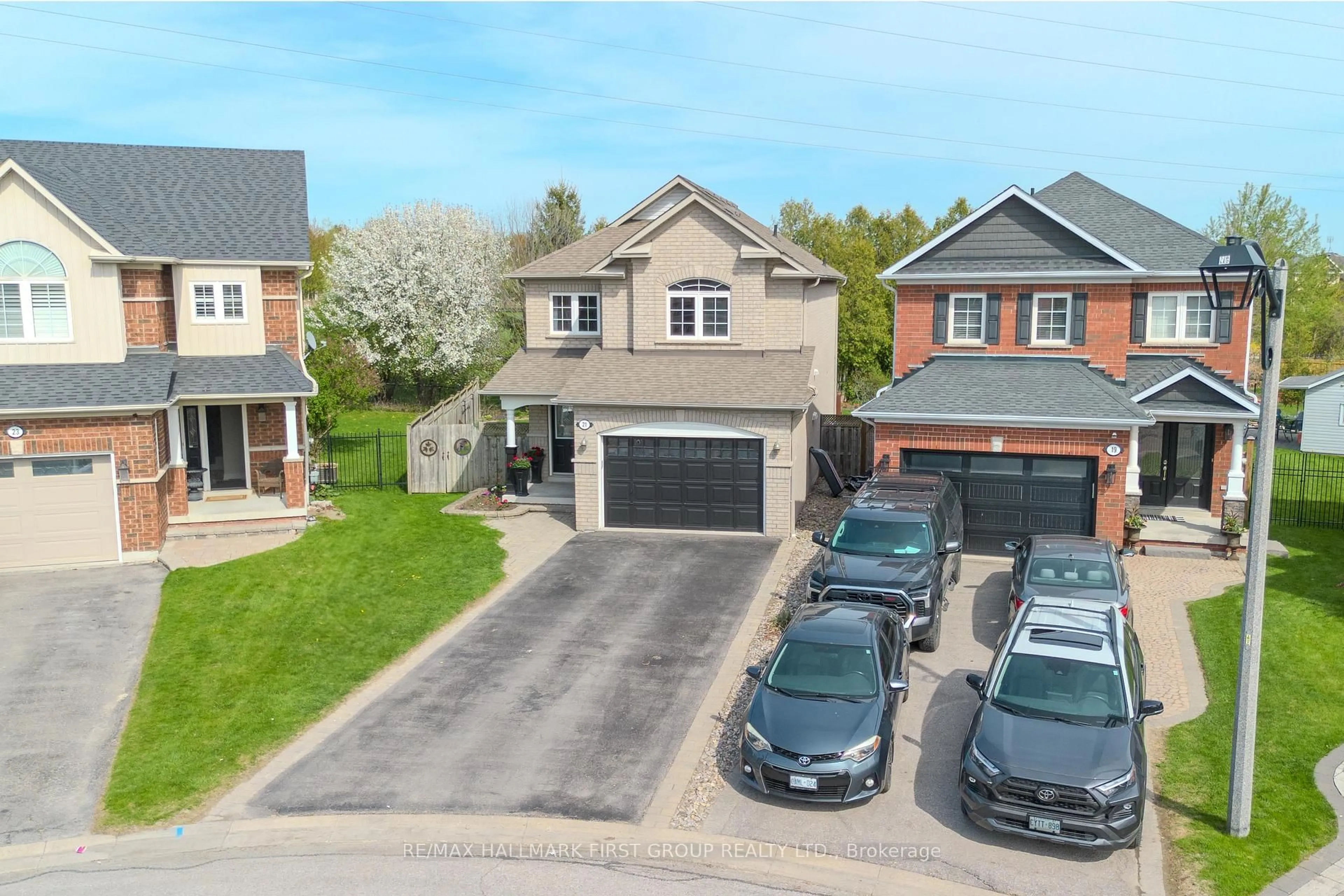 A pic from outside/outdoor area/front of a property/back of a property/a pic from drone, street for 21 Arlston Crt, Whitby Ontario L1R 3C2