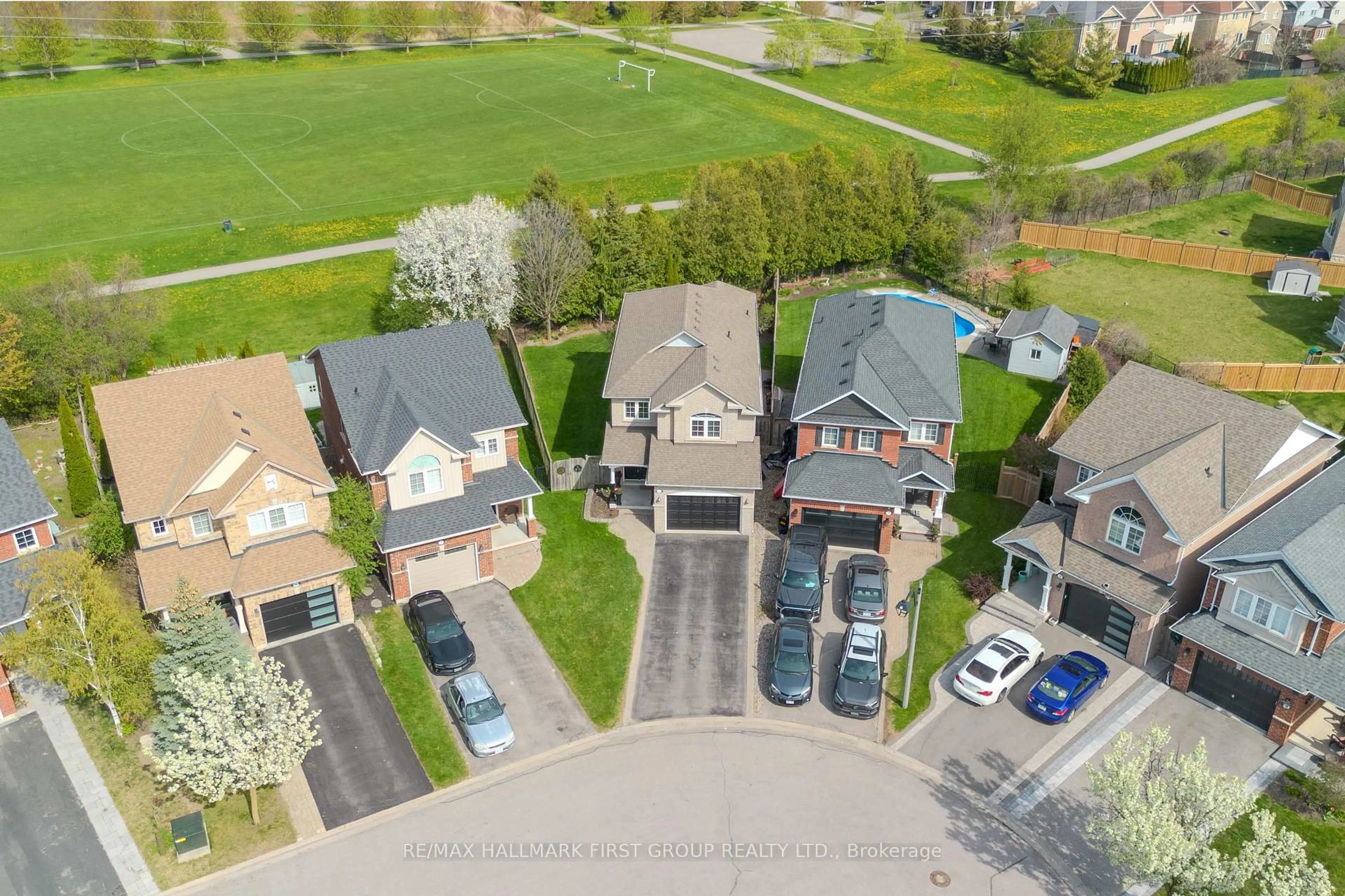 A pic from outside/outdoor area/front of a property/back of a property/a pic from drone, street for 21 Arlston Crt, Whitby Ontario L1R 3C2