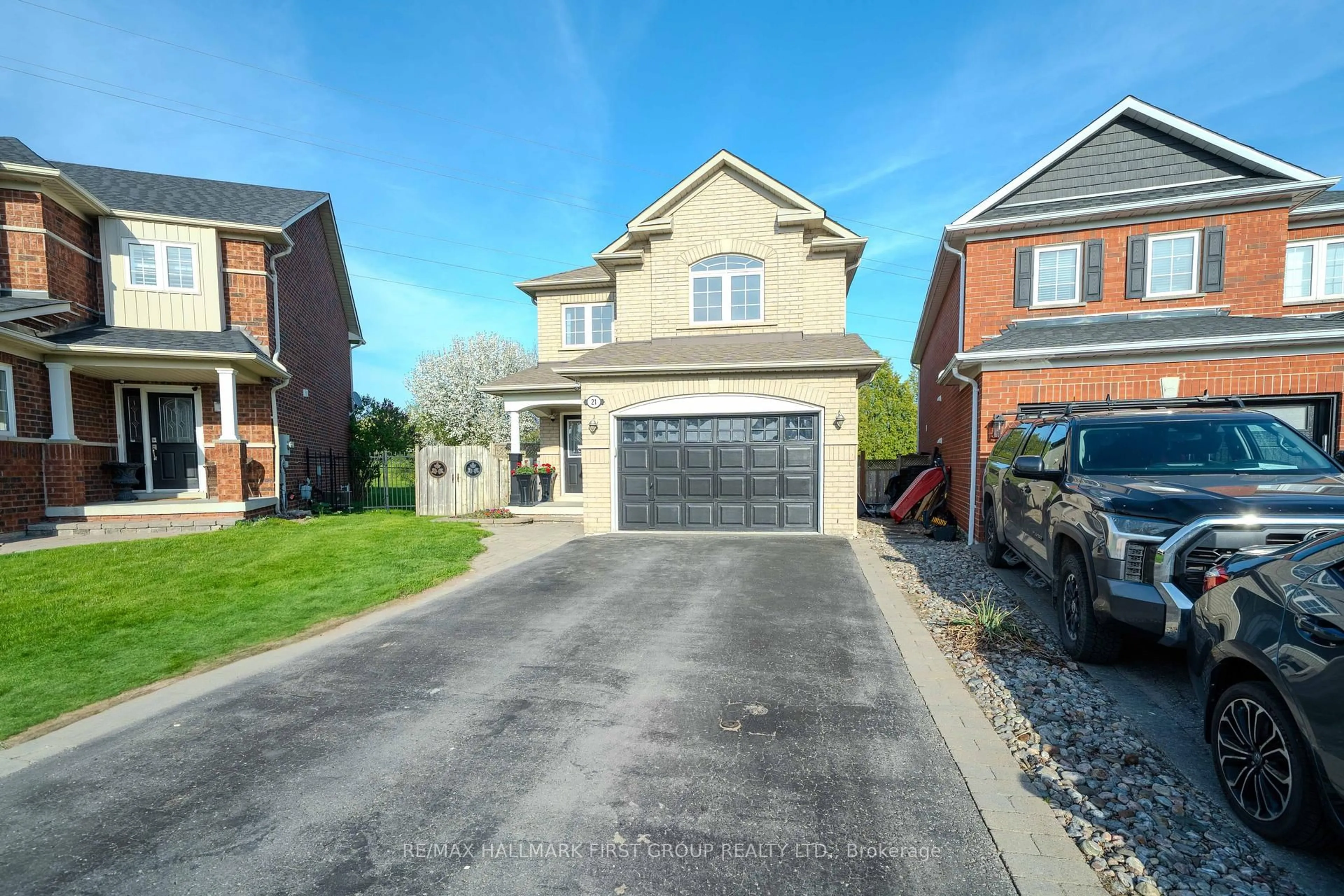 A pic from outside/outdoor area/front of a property/back of a property/a pic from drone, street for 21 Arlston Crt, Whitby Ontario L1R 3C2
