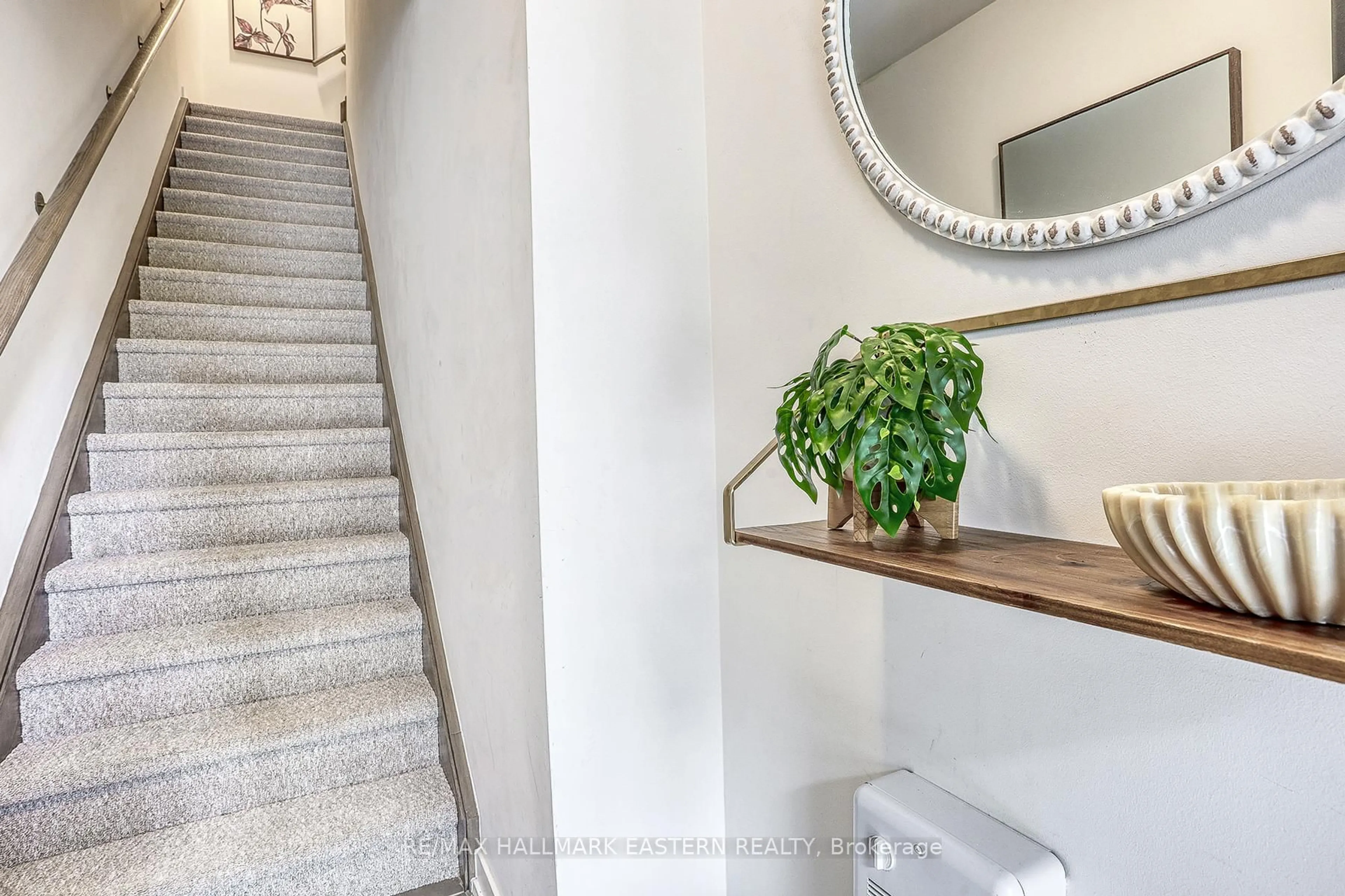 Indoor entryway for 1555 Kingston Rd #419, Pickering Ontario L1V 0E9