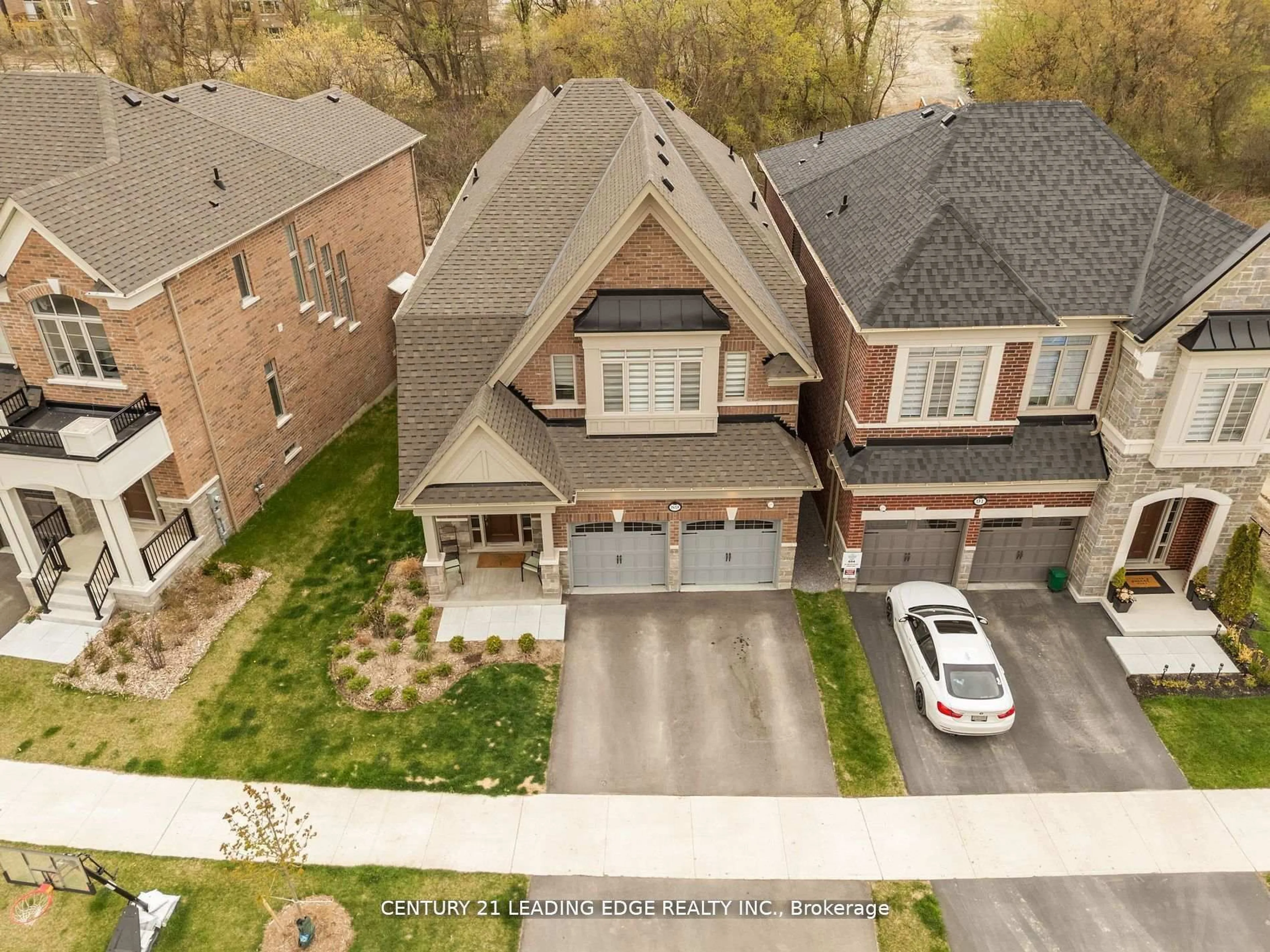 A pic from outside/outdoor area/front of a property/back of a property/a pic from drone, street for 89 Deer Ridge Cres, Whitby Ontario L1P 0T2
