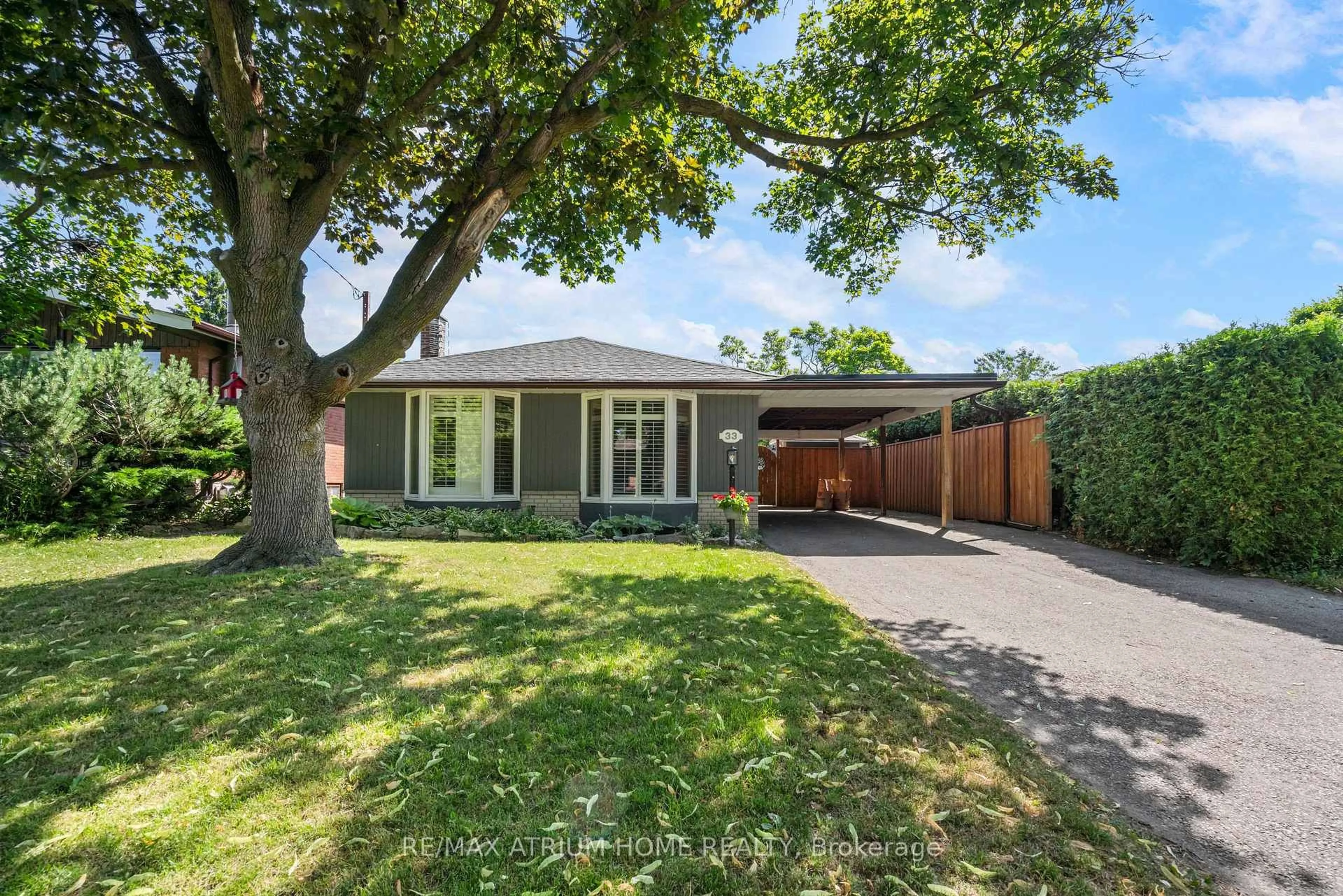 A pic from outside/outdoor area/front of a property/back of a property/a pic from drone, street for 33 Moraine Hill Dr, Toronto Ontario M1T 2A1
