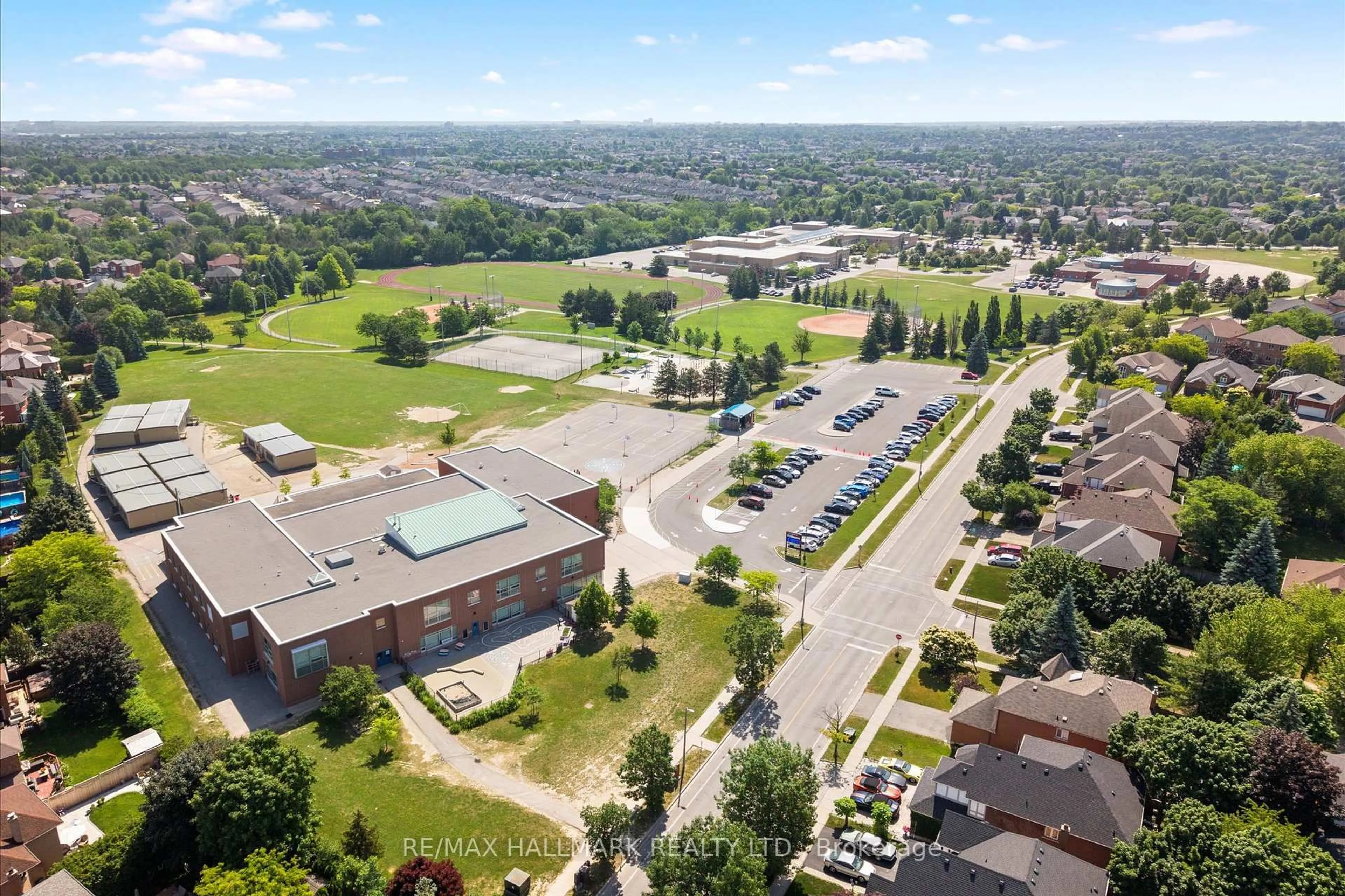 A pic from outside/outdoor area/front of a property/back of a property/a pic from drone, unknown for 83 Lipton Cres, Whitby Ontario L1R 1W9