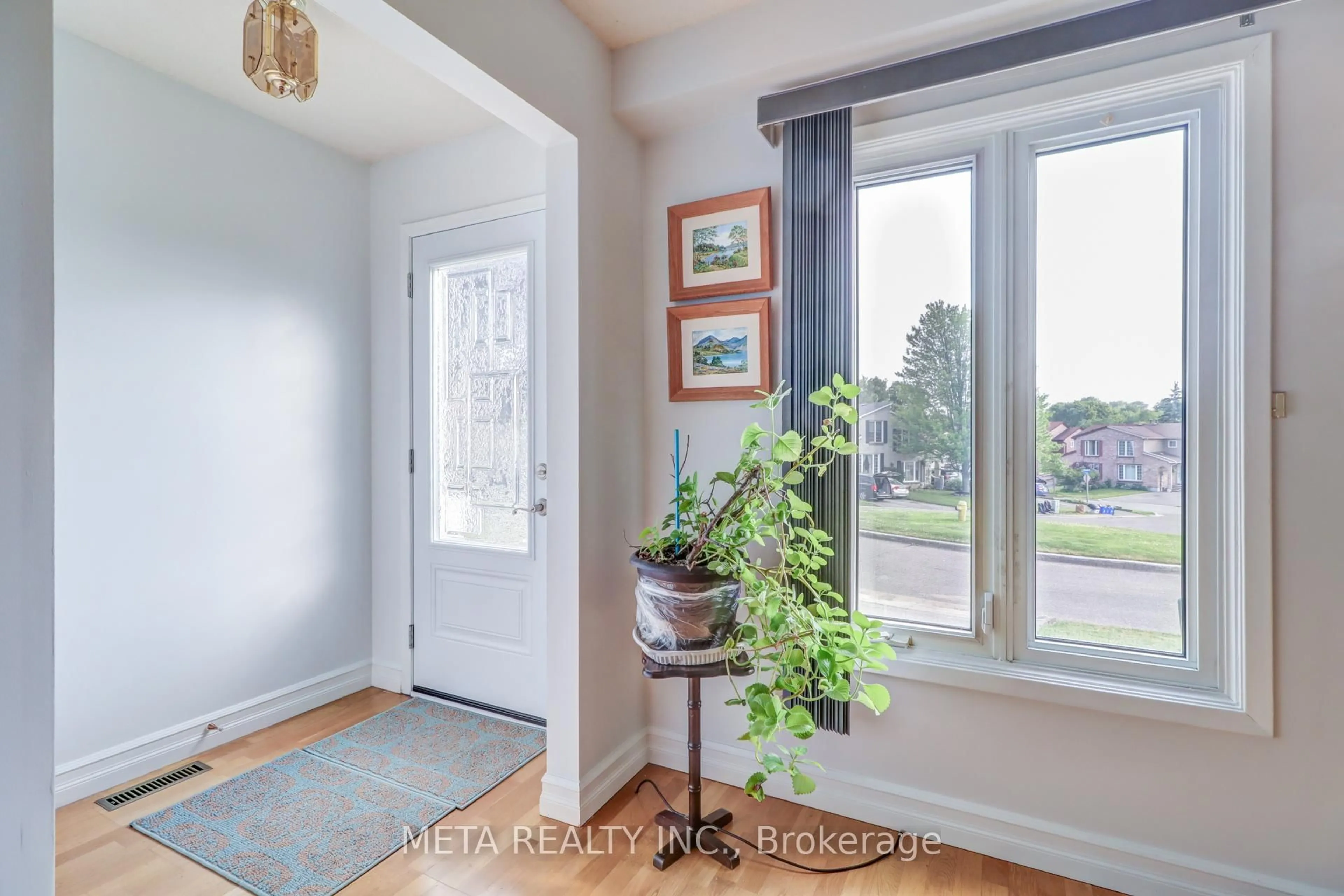 Indoor entryway for 810 Kilkenny Crt, Oshawa Ontario L1J 7B7