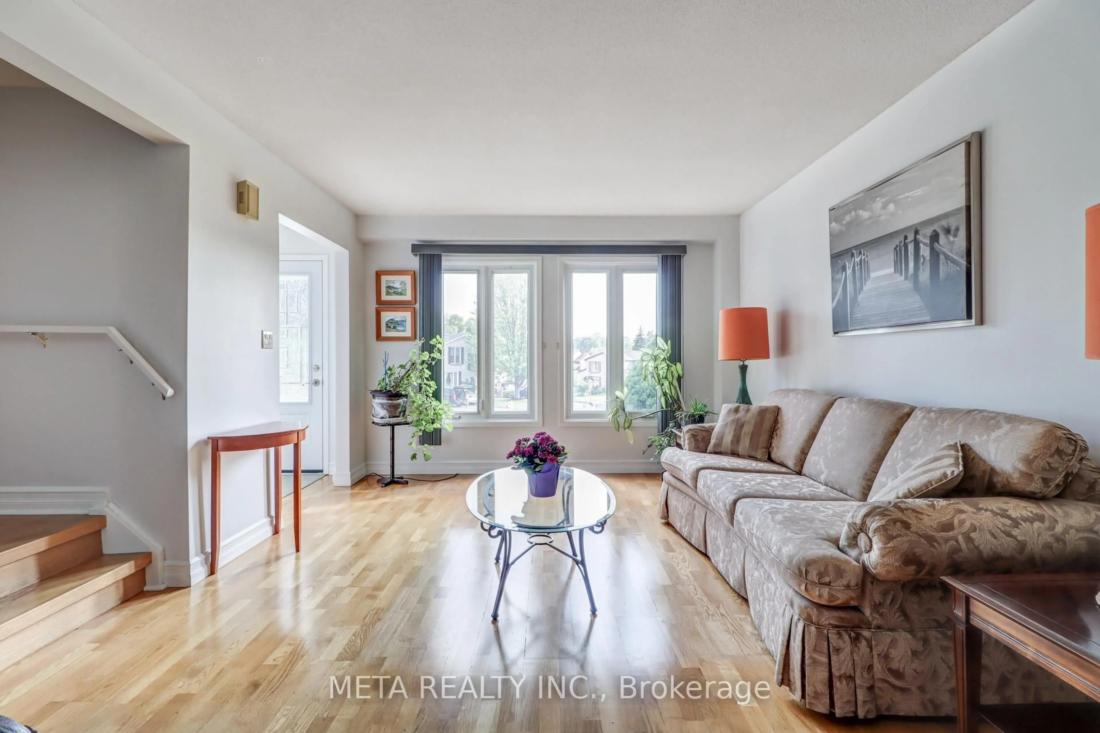 Living room with furniture, wood/laminate floor for 810 Kilkenny Crt, Oshawa Ontario L1J 7B7