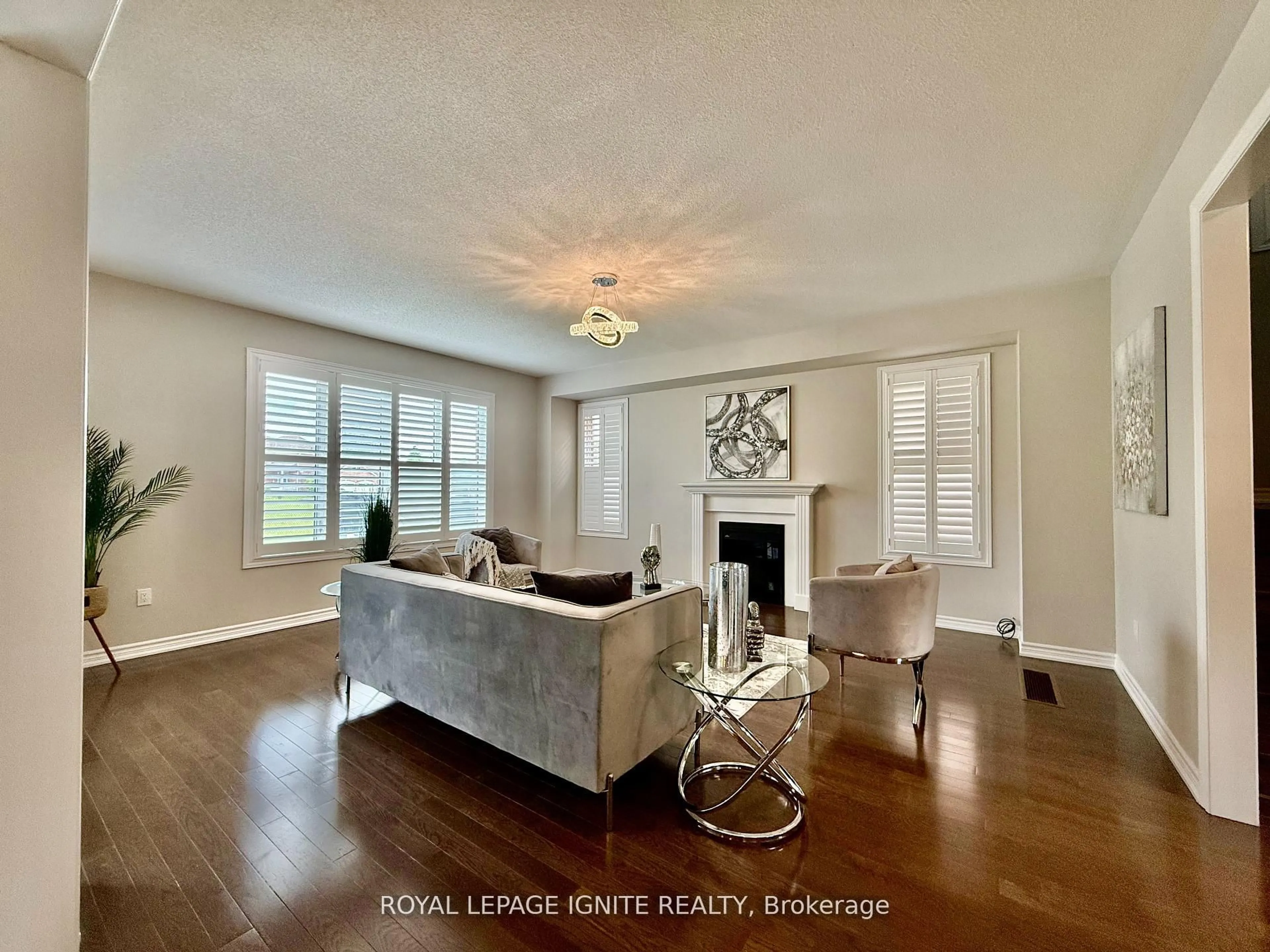 Living room with furniture, wood/laminate floor for 18 Willoughby Pl, Clarington Ontario L1C 0W4