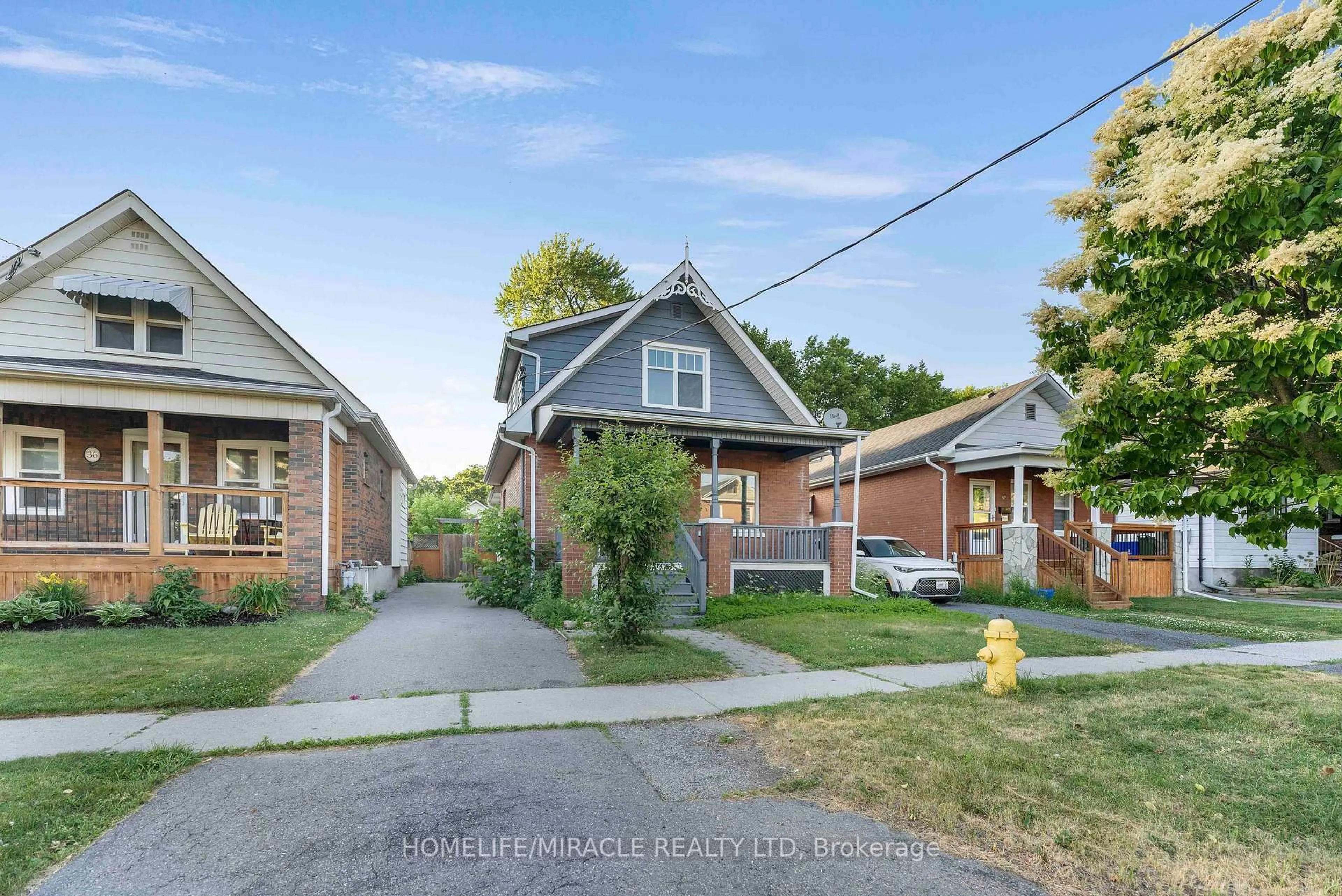 A pic from outside/outdoor area/front of a property/back of a property/a pic from drone, street for 34 Westmoreland Ave, Oshawa Ontario L1G 2M8
