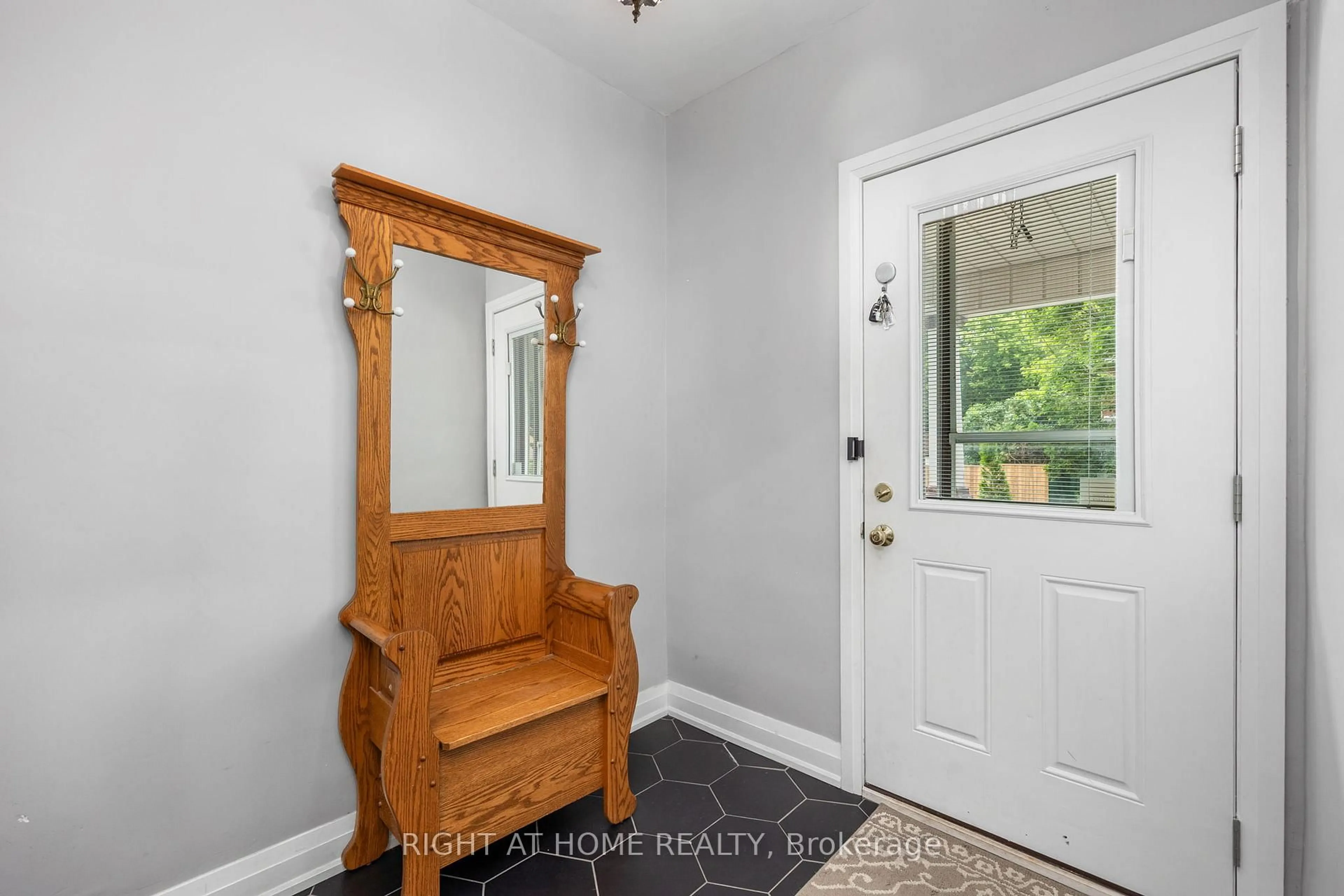 Indoor entryway for 164 Elgin St, Oshawa Ontario L1G 1T3