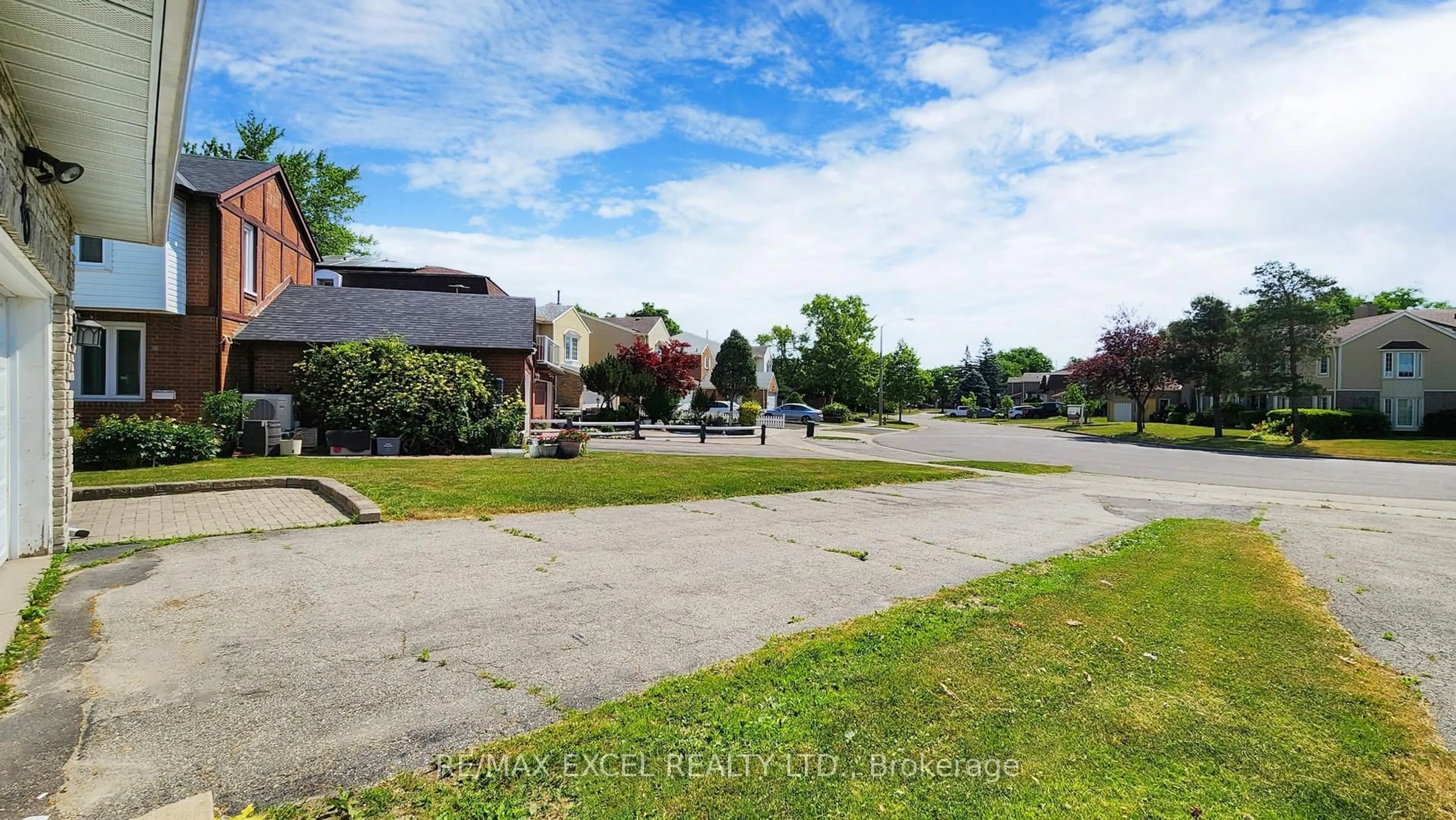 A pic from outside/outdoor area/front of a property/back of a property/a pic from drone, street for 80 Eagleview Cres, Toronto Ontario M1W 3N2