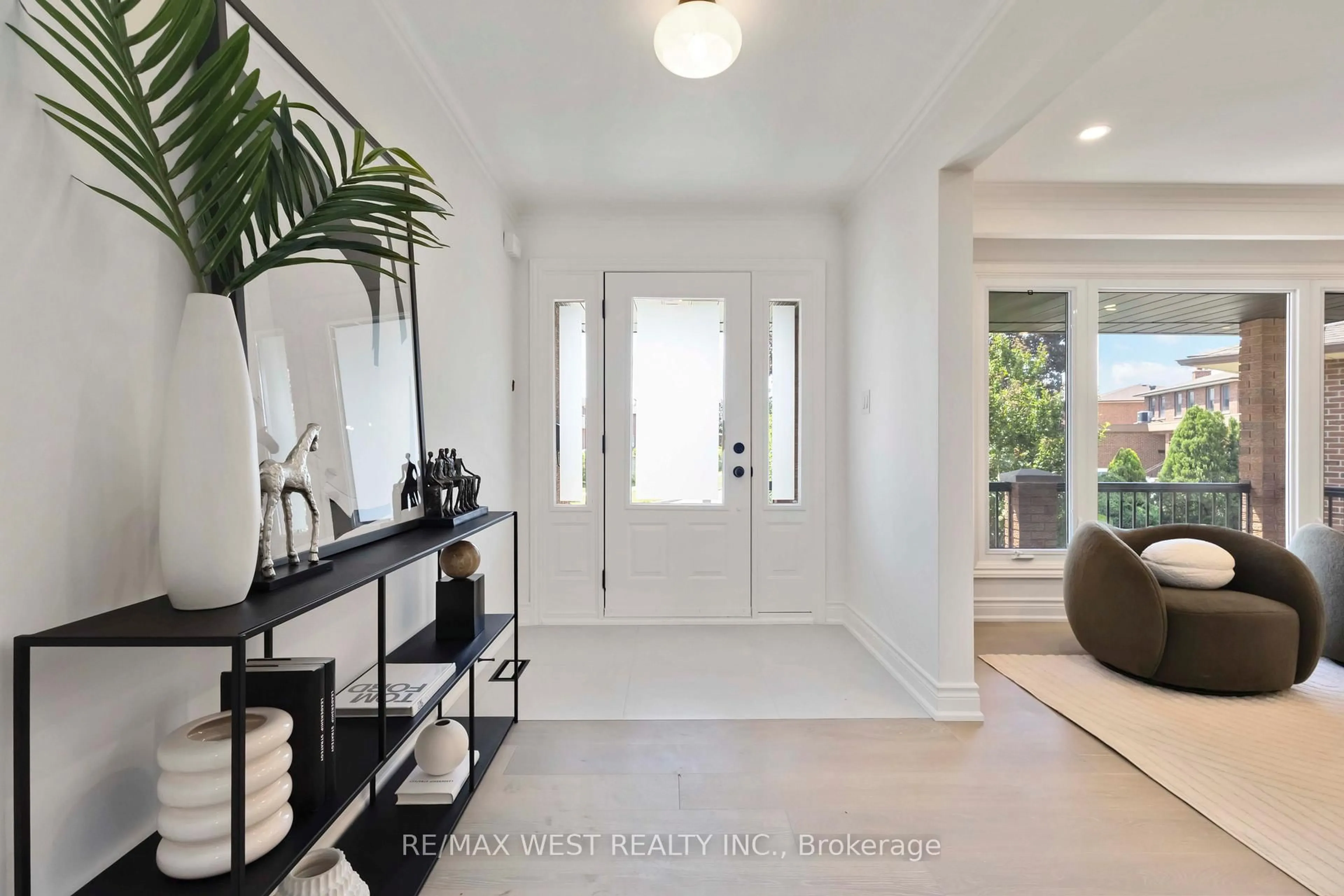 Indoor entryway for 54 ELMARTIN Dr, Toronto Ontario M1W 3C5