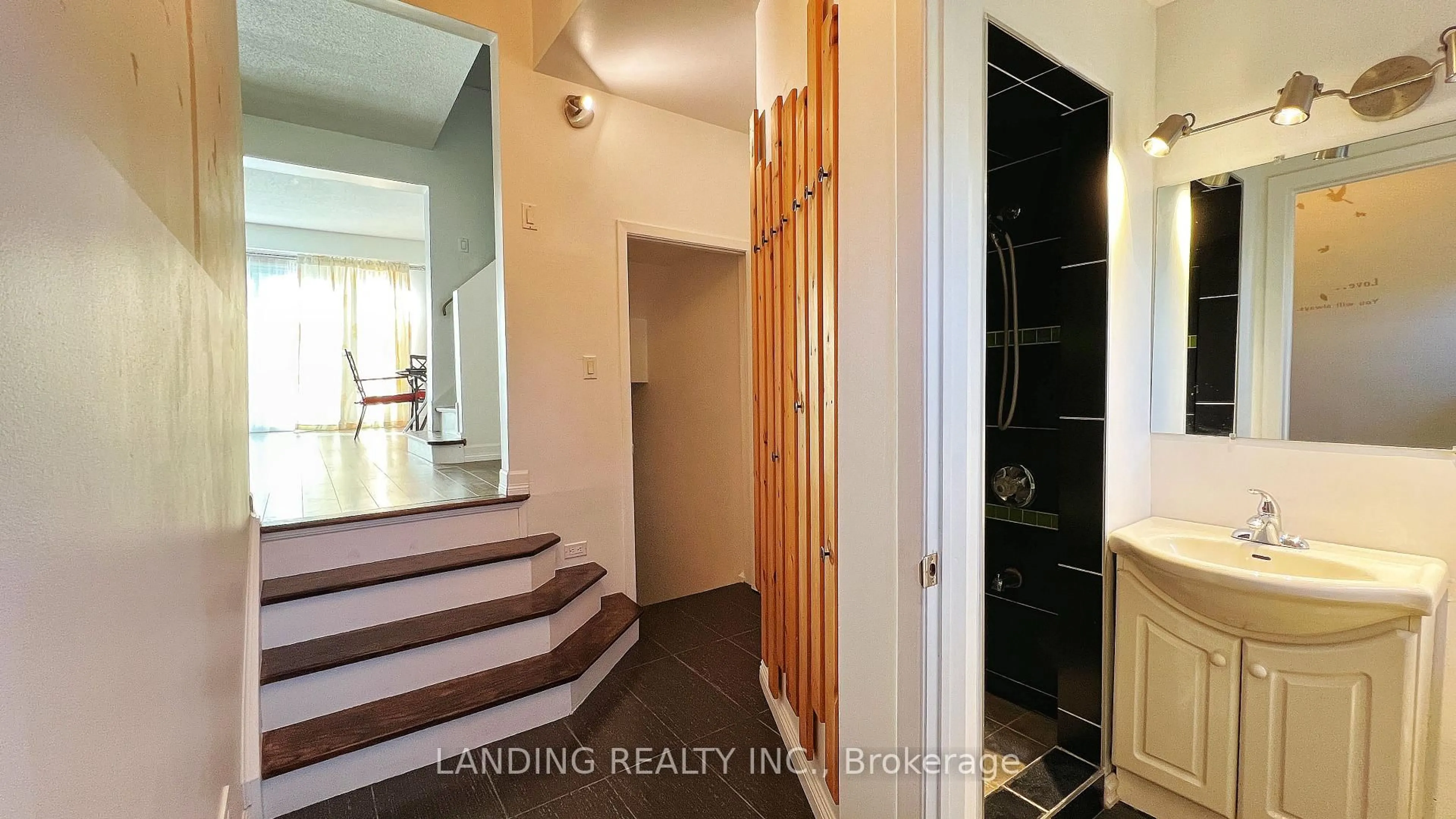 Indoor entryway for 22 KING HENRY'S Blvd, Toronto Ontario M1T 2V4