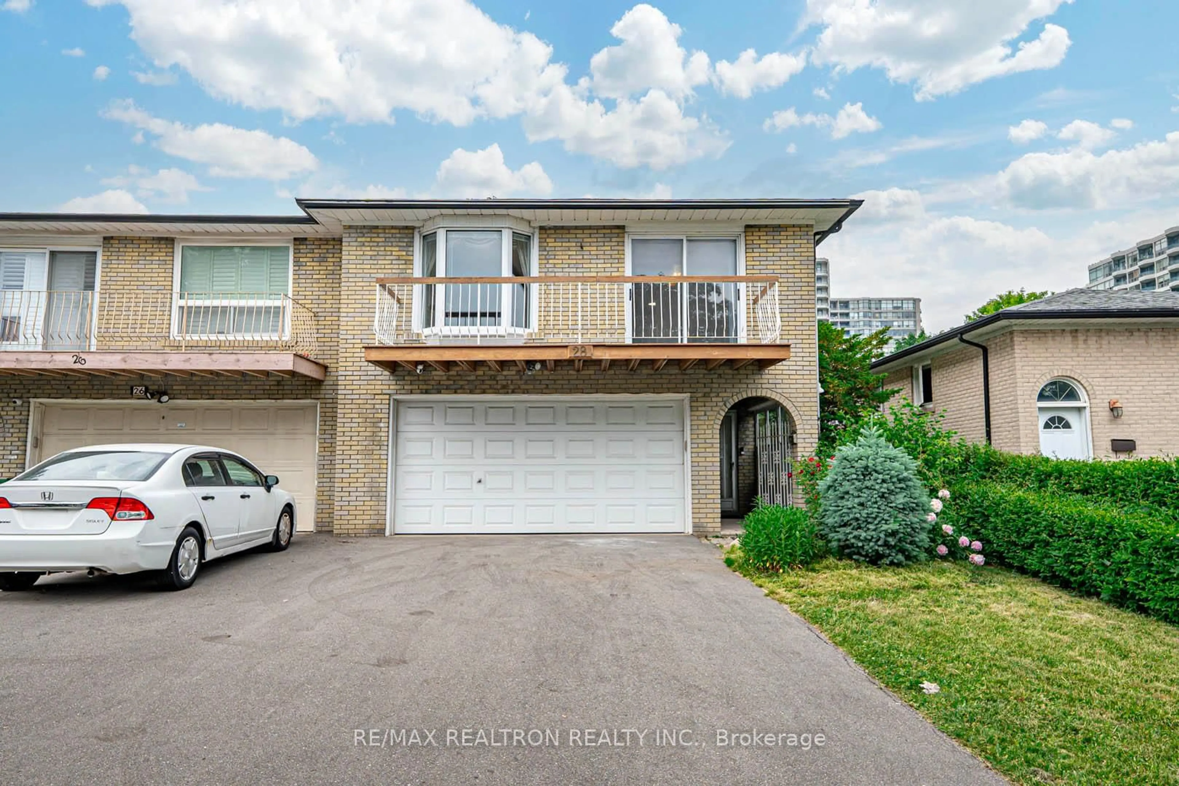 A pic from outside/outdoor area/front of a property/back of a property/a pic from drone, street for 28 Invergordon Ave, Toronto Ontario M1S 2Y8